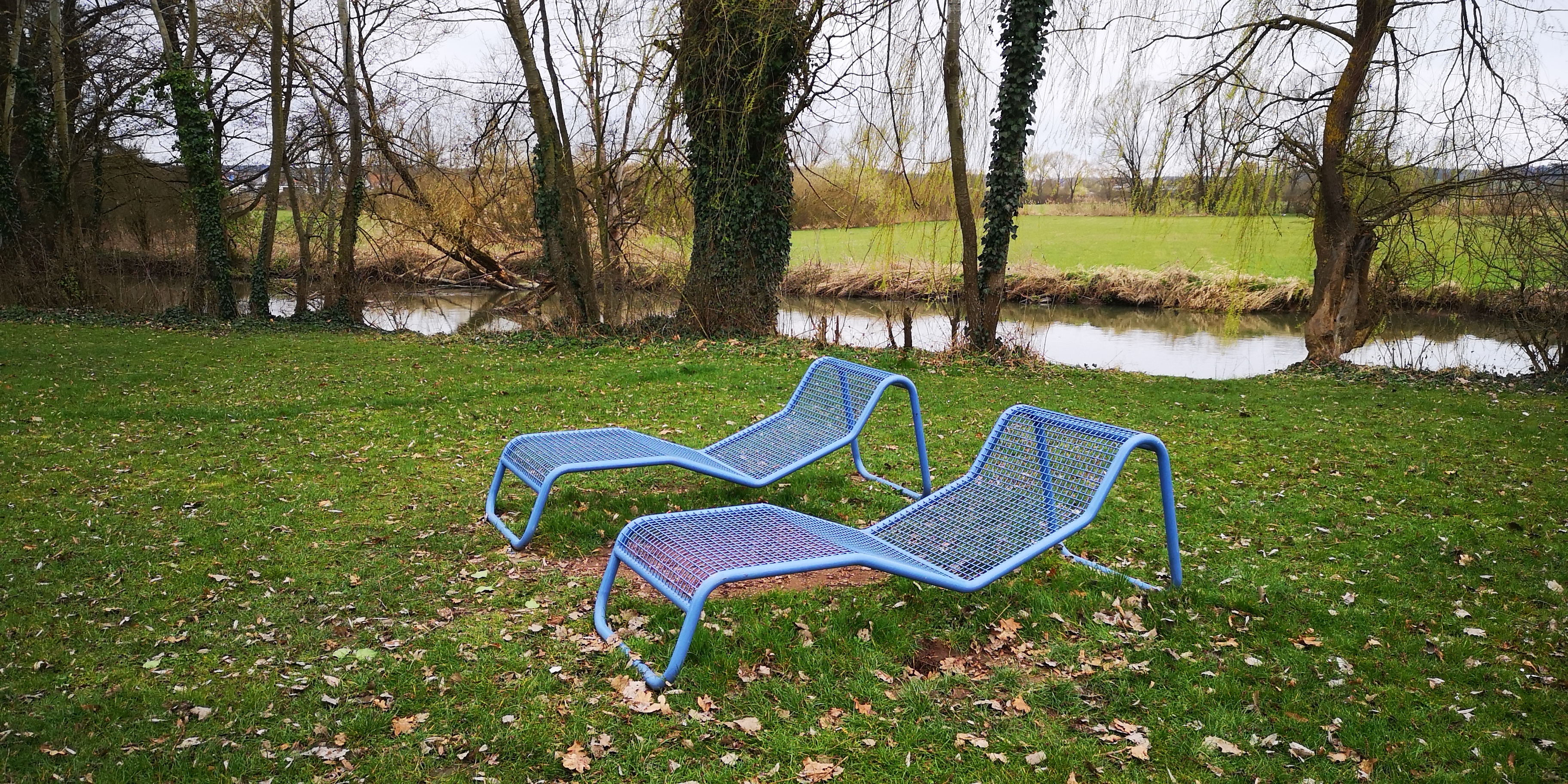 Dieser Ruheplatz bietet dem Radler einen Platz direkt am Ufer der Aisch, in einer parkähnlichen Anlage.