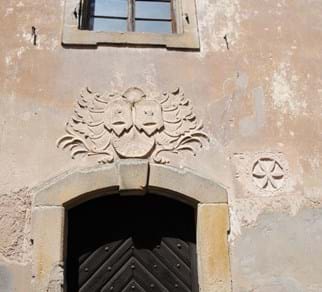 Ansicht von der Eingangstür im Süden mit Wappen und Hochzeitsstein