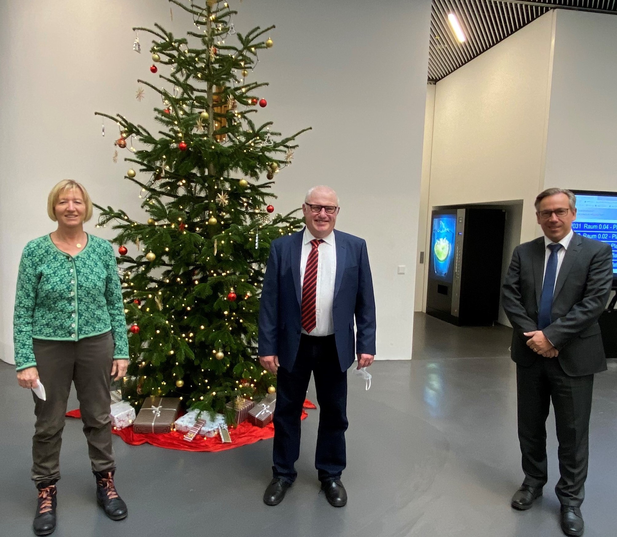 Landrat Alexander Tritthart (rechts) verabschiedet den Technischen Amtsrat Lorenz Grünsfelder. Personalratsvorsitzende Gudrun Wagner gratulierte. Foto: Landratsamt Erlangen-Höchstadt/Johannes Hölzel. Leider haben wir keinen Alternativtext zu diesem Bild, aber wir arbeiten daran.