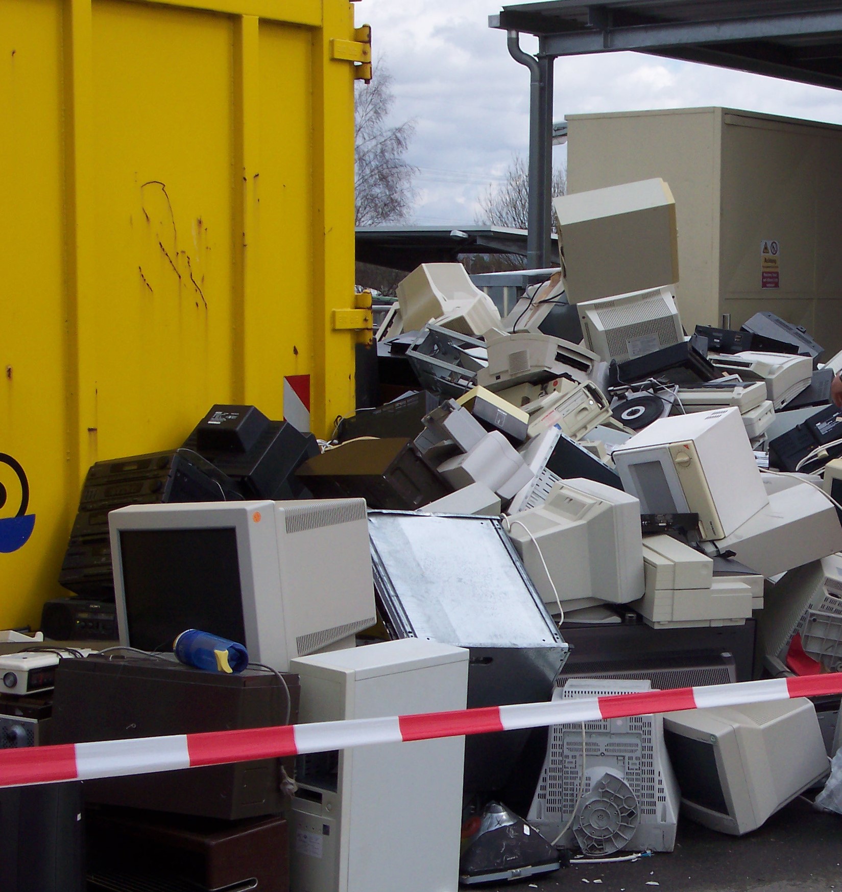 Ausgediente Bildschirme, Plattenspieler oder Mikrowellen auf dem Wertstoffhof in Eckental. Elektroaltgeräte wie diese nehmen künftig auch viele Supermärkte an. Foto: Kommunale Abfallwirtschaft Erlangen-Höchstadt.