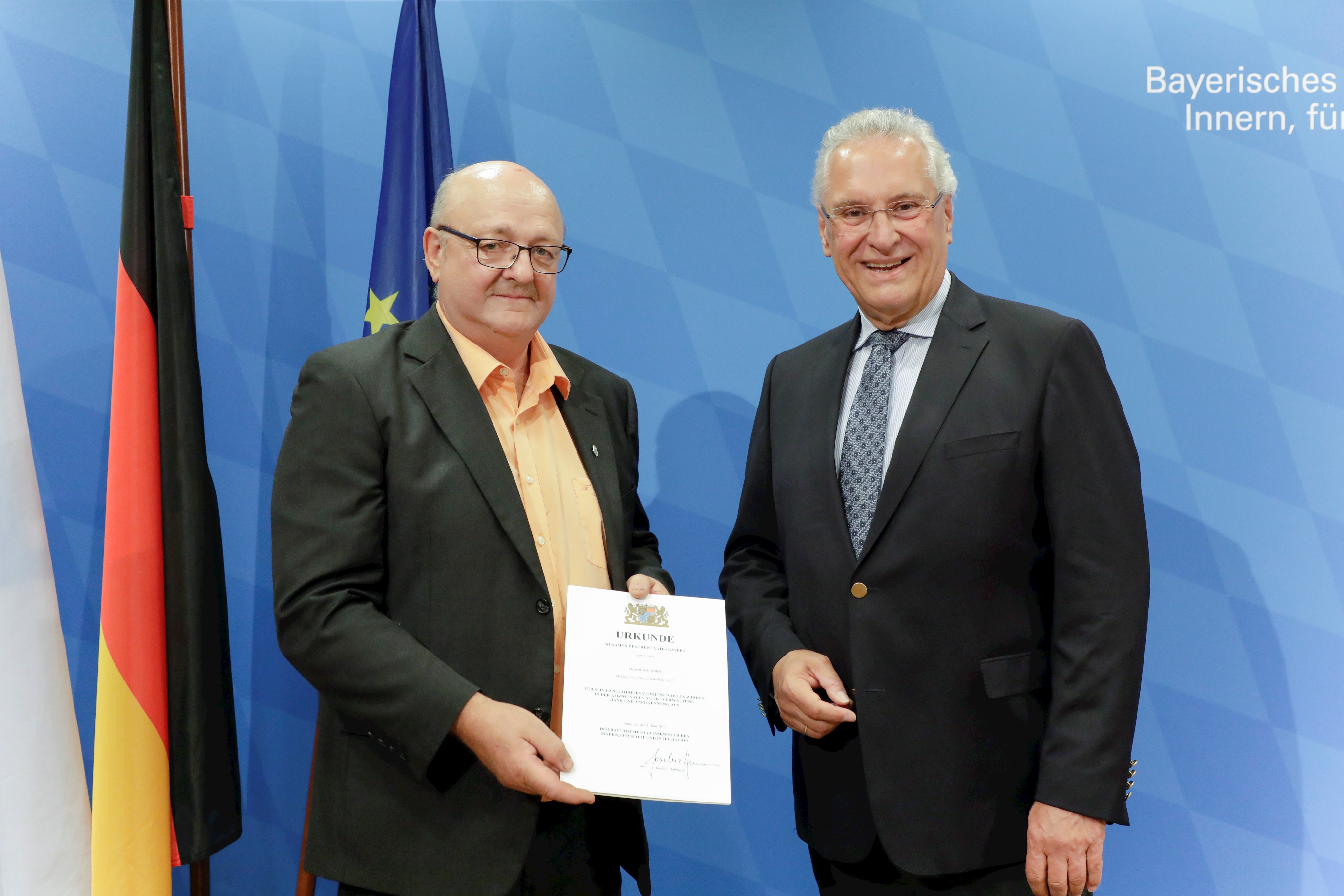 Kommunale Dankesurkunde für Rudolf Wölfel (l.) Foto: Giulia Iannicelli