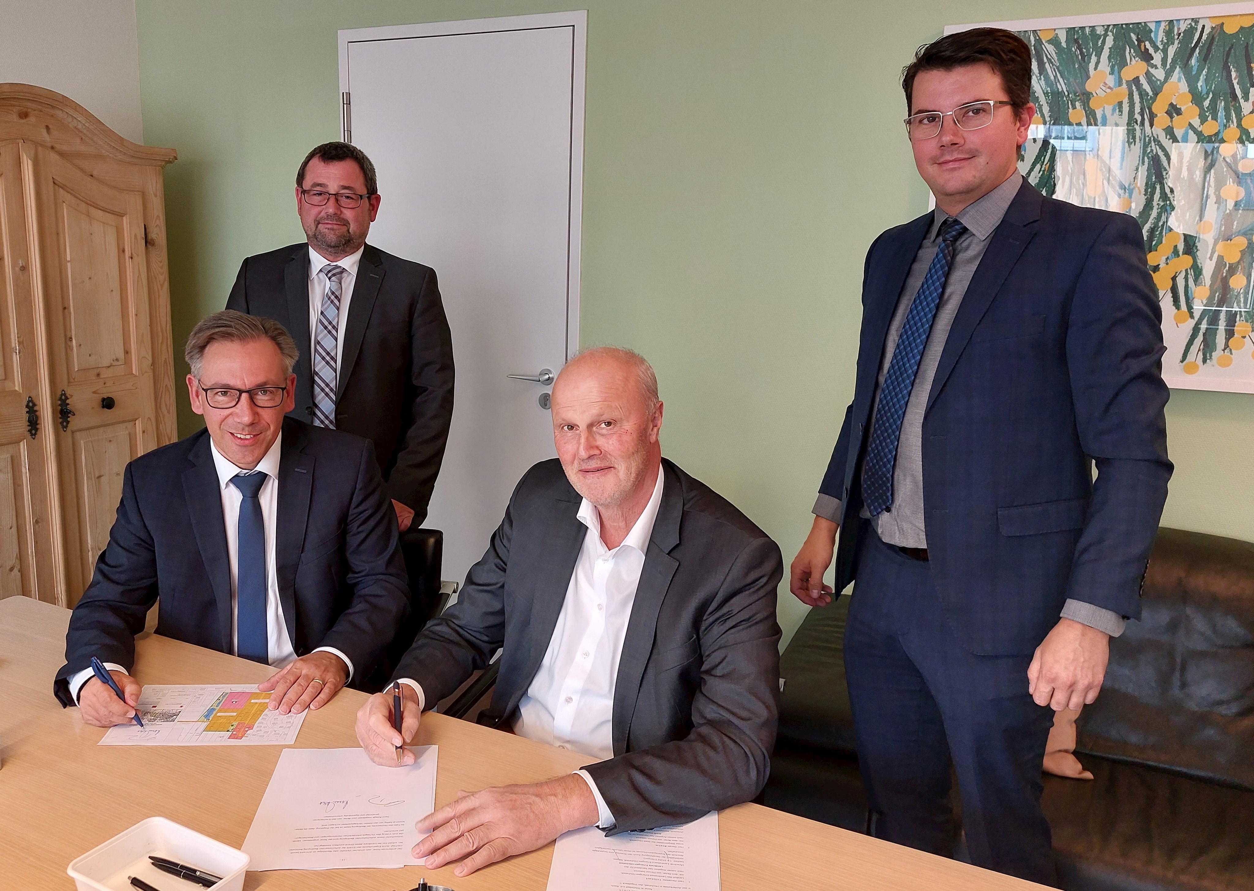 Freuen sich über das Tauschgeschäft mit der Stadt Höchstadt: Landrat ...