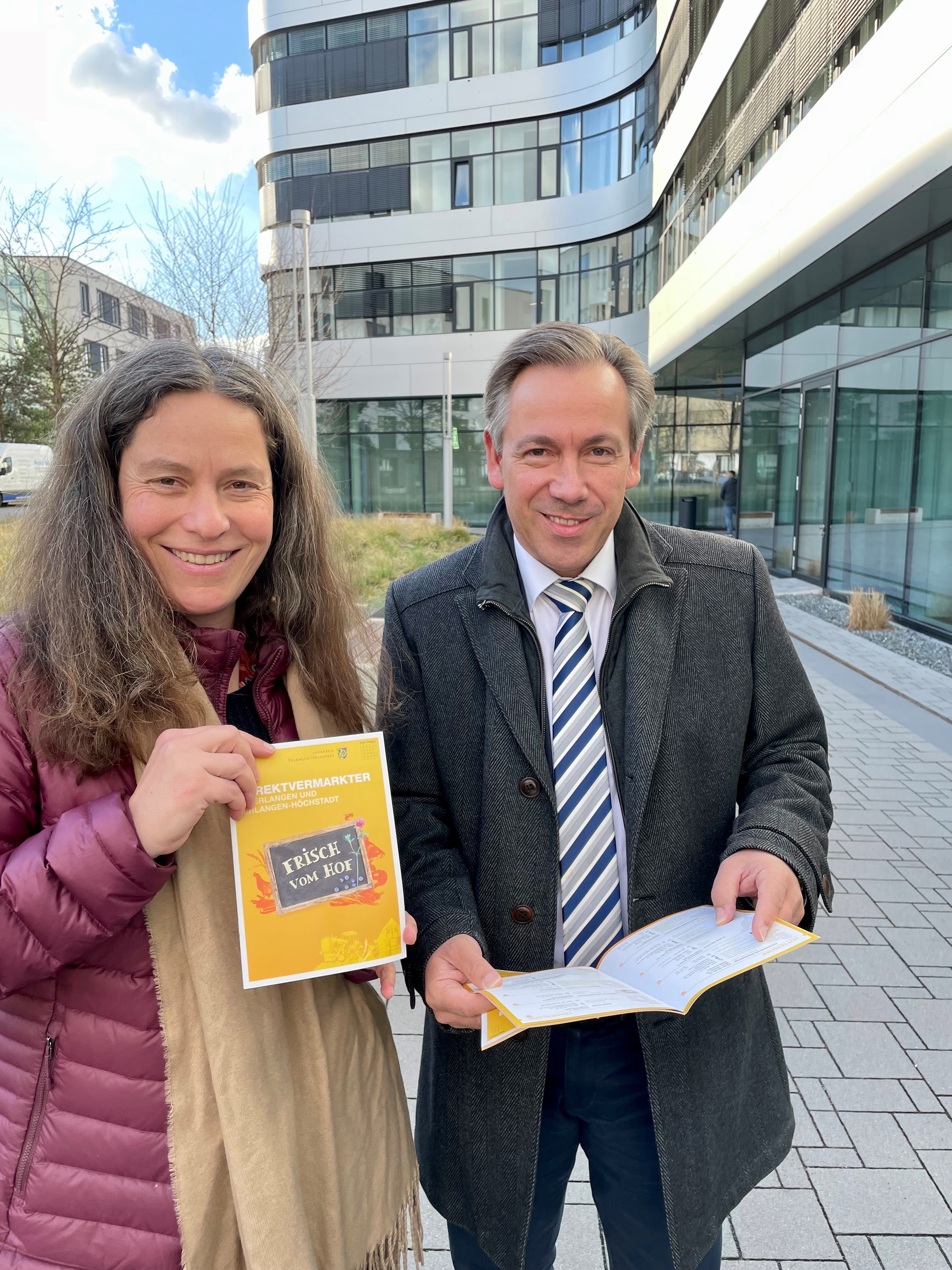 Landrat Alexander Tritthart und Erlangens Umweltreferentin Sabine Bock stellen die neue Direktvermarkterbroschüre vor.