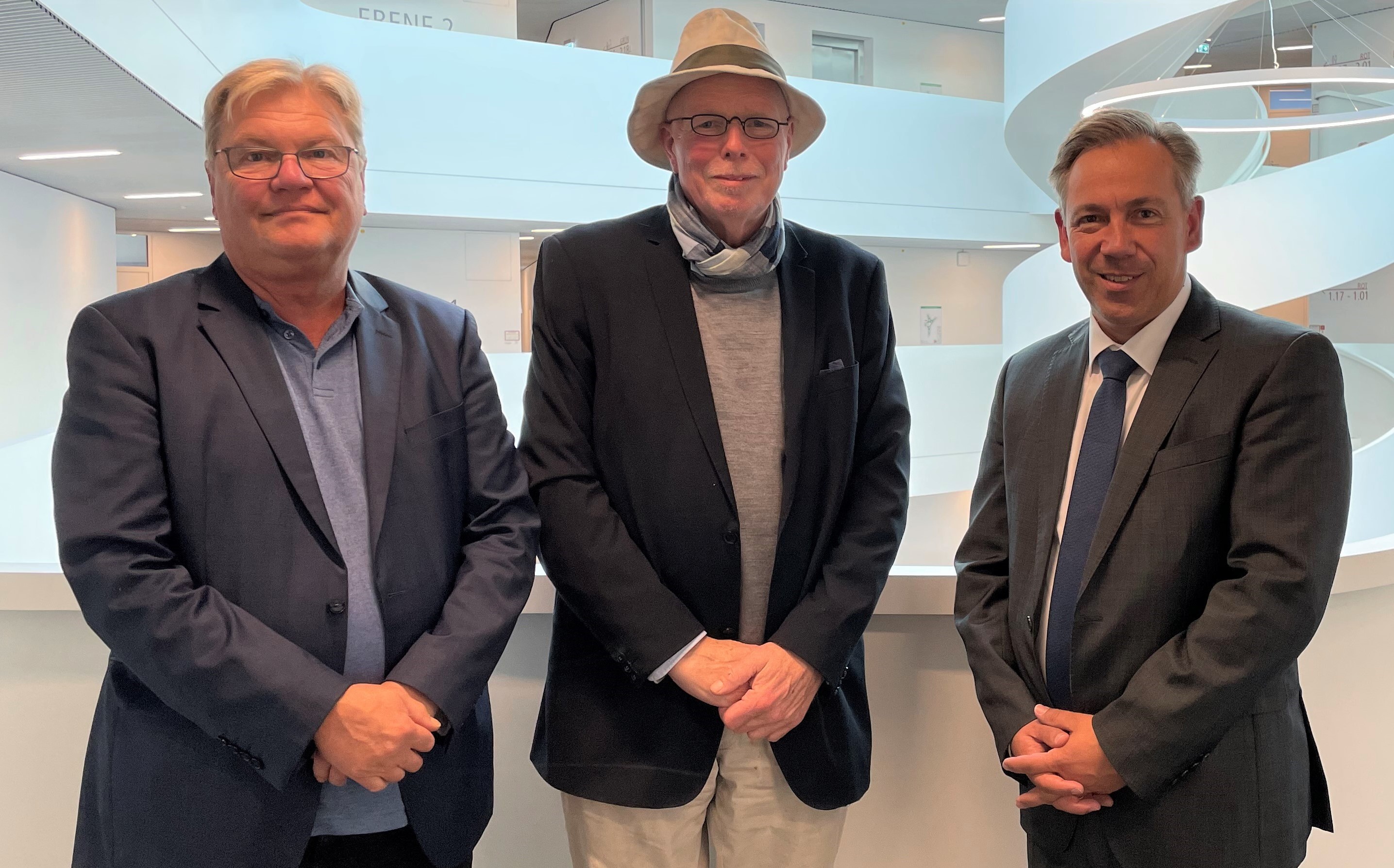 Glückwunsch an den neu gewählten Vorstand des Kreisseniorenbeirats: Landrat Alexander Tritthart (rechts) gratuliert dem wiedergewählten Vorsitzenden des Kreisseniorenbeirates, Thomas Wimber (Mitte), und seinem neuen Stellvertreter Hans-Jürgen Kaiser. Foto: Landratsamt ERH/Stephanie Mack. Glückwunsch an den neu gewählten Vorstand des Kreisseniorenbeirats: Landrat Alexander Tritthart (rechts) gratuliert dem wiedergewählten Vorsitzenden des Kreisseniorenbeirates, Thomas Wimber (Mitte), und seinem neuen Stellvertreter Hans-Jürgen Kaiser. Foto: Landratsamt ERH/Stephanie Mack.