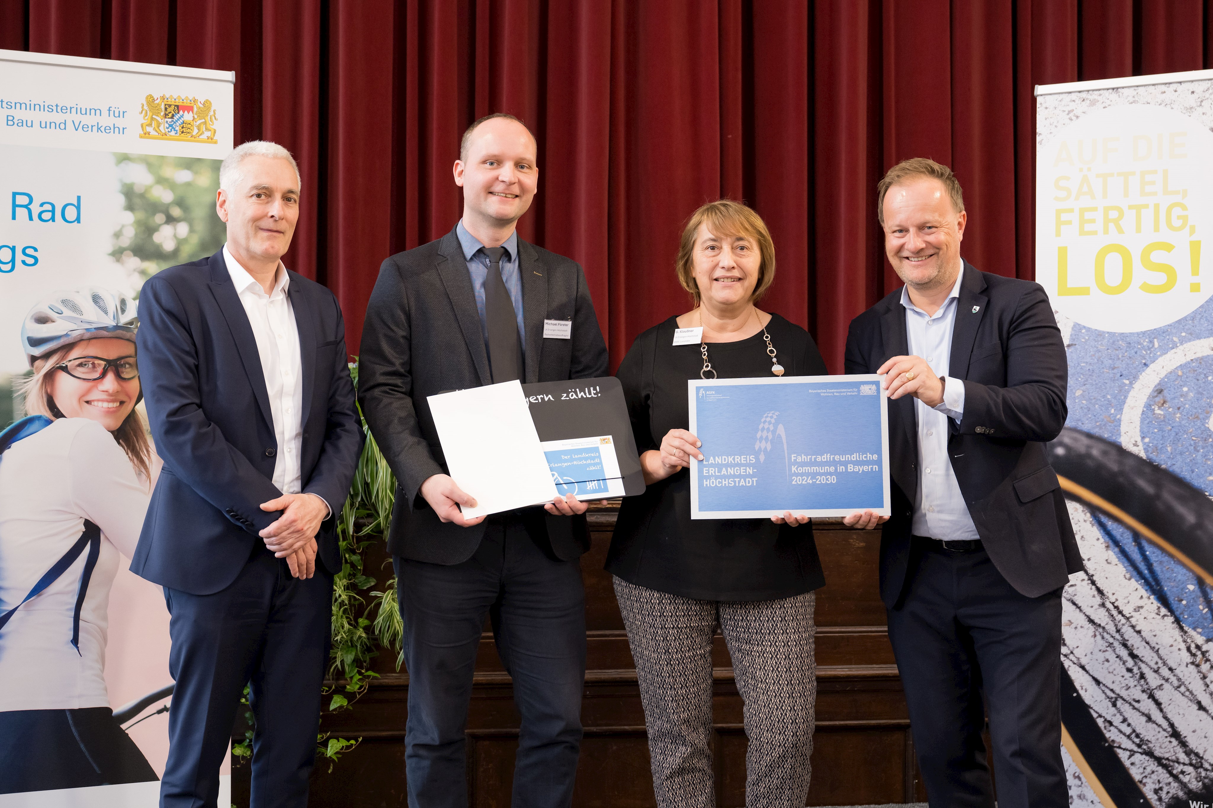 v.l.n.r. Ministerialdirektor Dr. Thomas Gruber: Bayerischen Staatsministerium für Wohnen, Bau und Verkehr, Michael Förster, Radverkehrsbeauftragter ERH, Gabriele Klaußner, weitere stv. Landrätin ERH und  Landrat Robert Niedergesäß (LK Ebersberg) als Vorsitzender der AGFK Bayern.