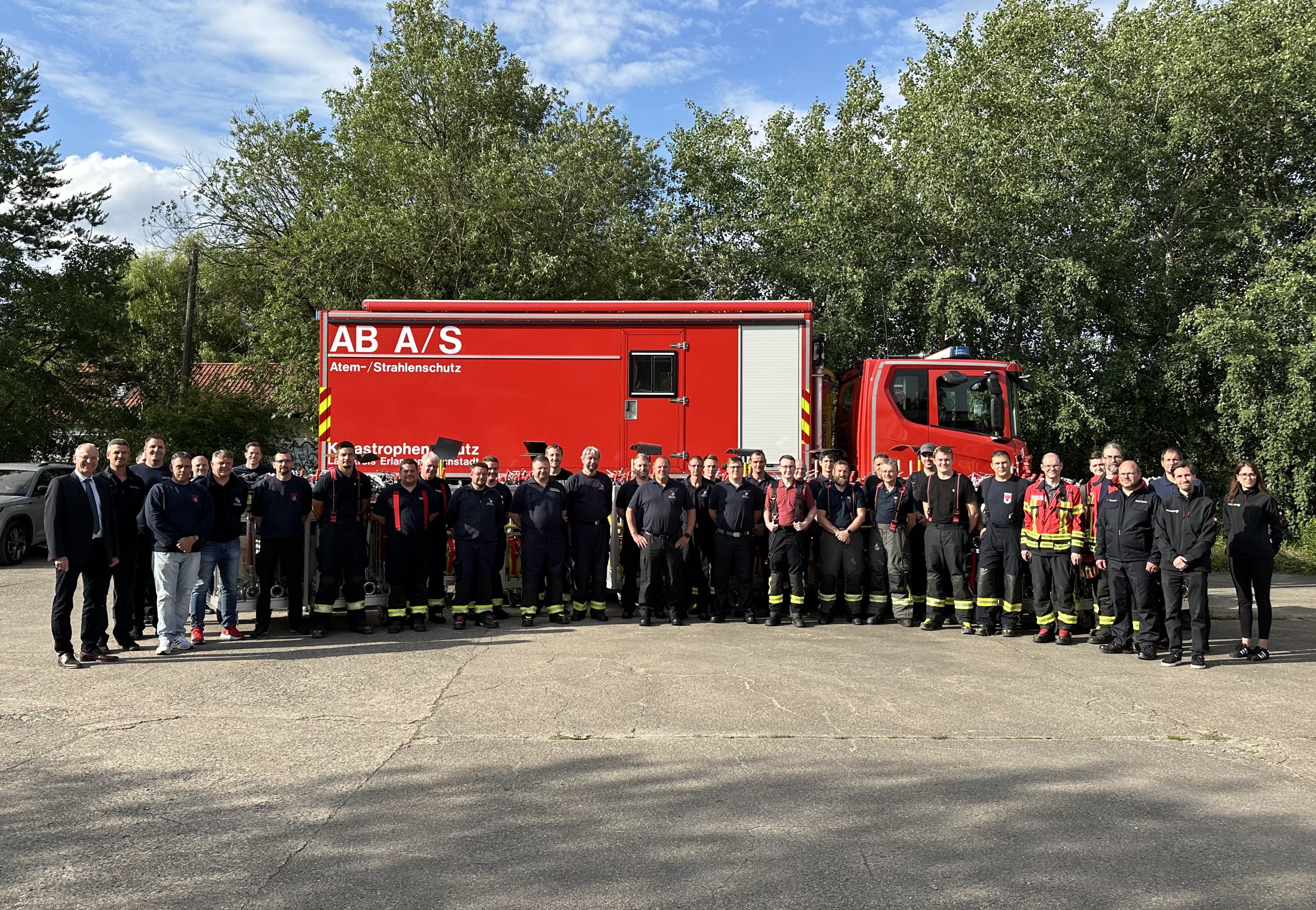 Stellvertretender Landrat Dr. Martin Oberle bei der Übergabe der Rollcontainer an die Kreisfeuerwehren im Katastrophenschutzlager in Niederndorf.
