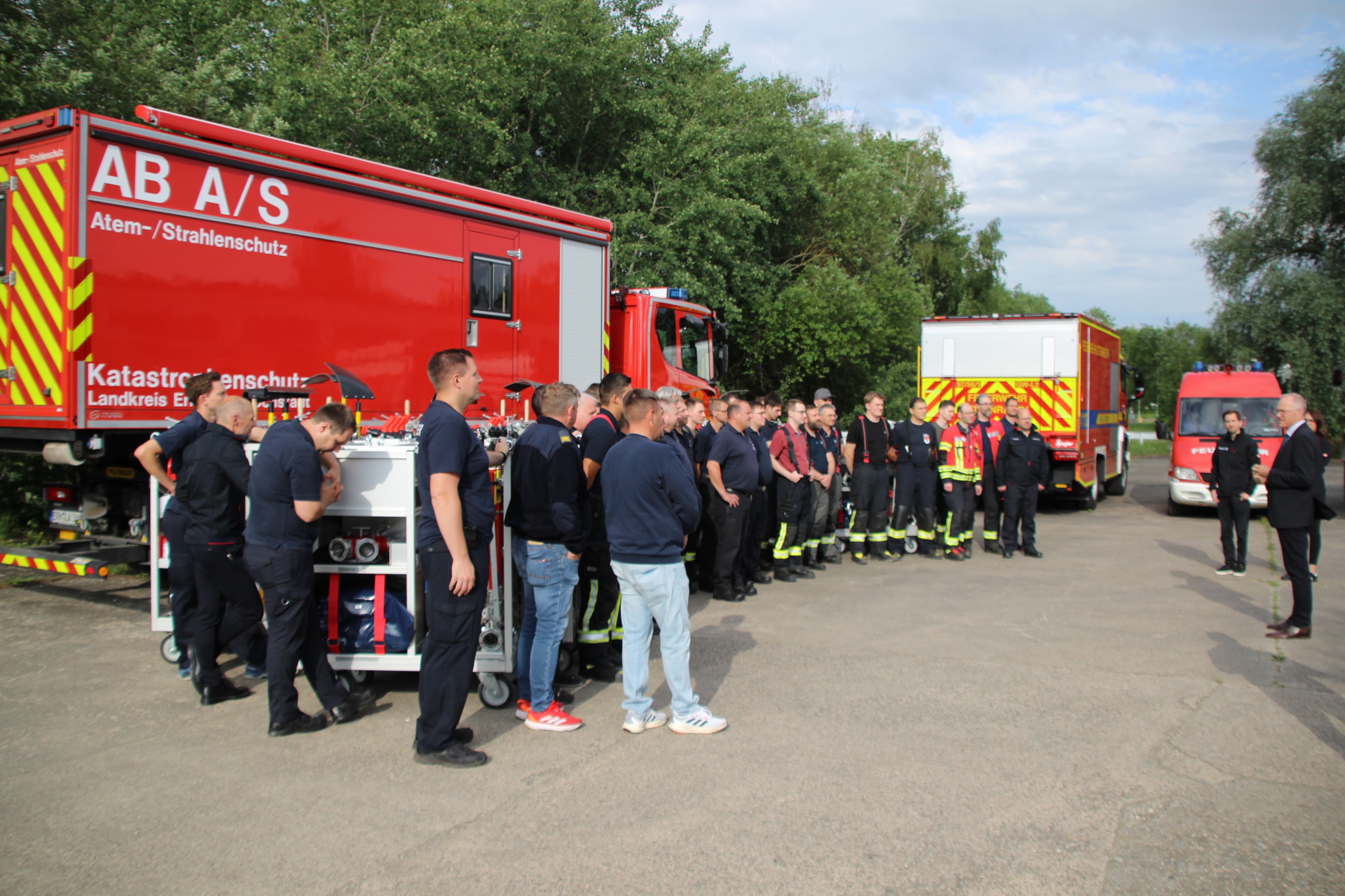 Stellvertretender Landrat Dr. Martin Oberle (rechts) bei der Übergabe der Rollcontainer an die Kreisfeuerwehren im Katastrophenschutzlager in Niederndorf