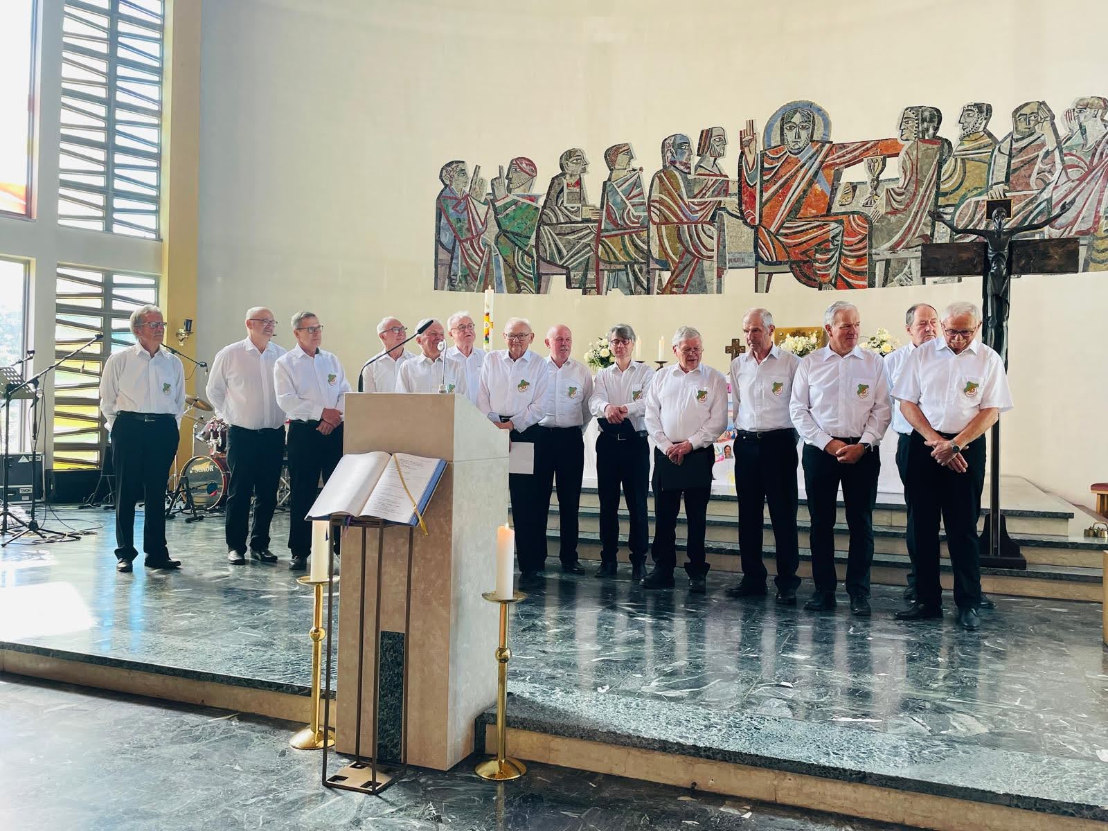Die Kalchreuther Sänger vom MGV 1848 Kalchreuth nach der viel gelobten musikalisch sängerischen Ausgestaltung des Festgottesdienstes unter der Leitung von Chordirektor ADC und Organist Udo Reinhart anlässlich der Goldenen Hochzeit von Norbert und Rosemarie Bommer in der Kath. Kirche St. Kunigunde in Uttenreuth. Foto: Privat