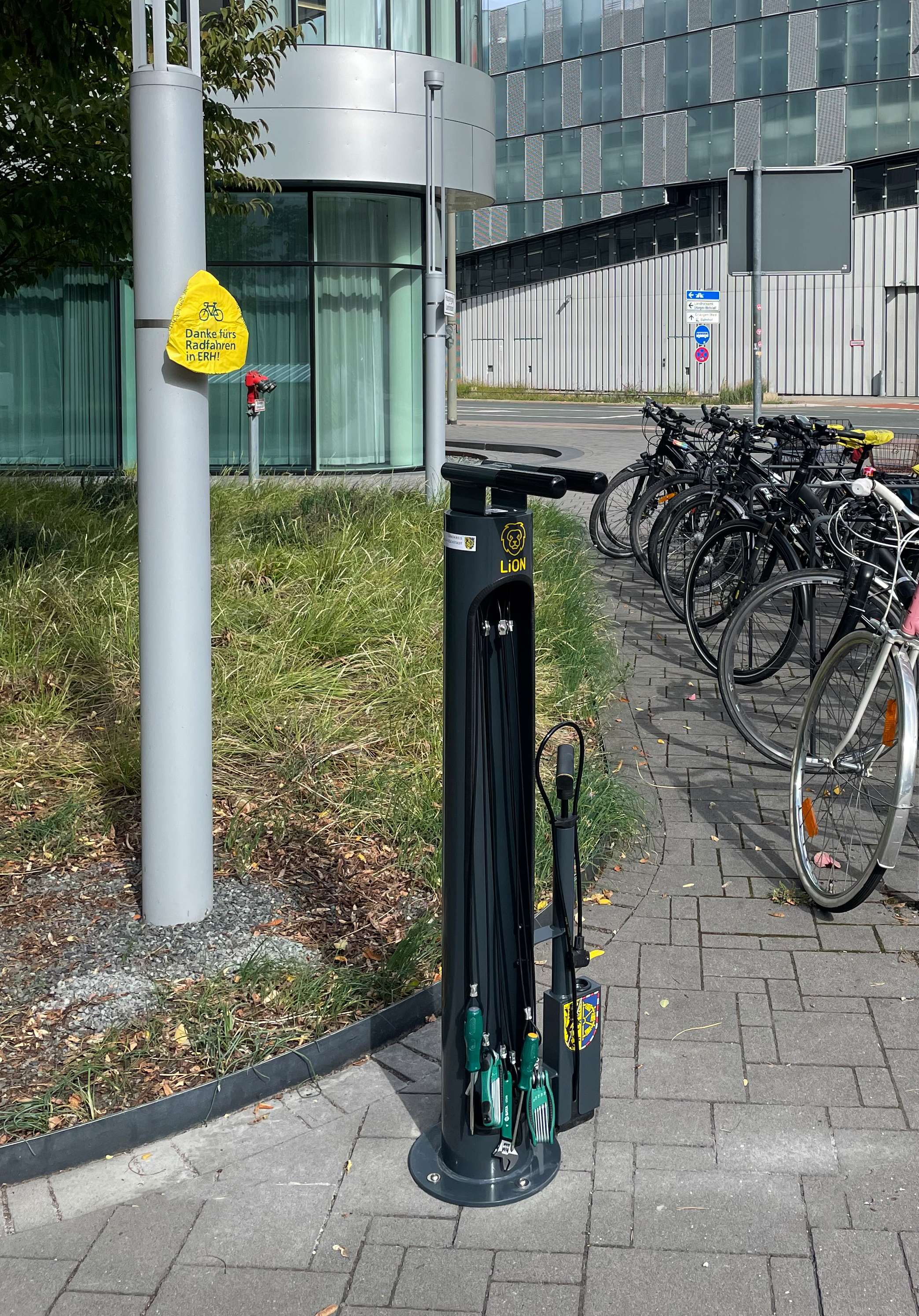 „Danke fürs Radfahren in ERH“ – Neue Reparaturstation am Landratsamt. Zum Start der Mobilitätswoche gab es Sattelschoner für Radfahrende.