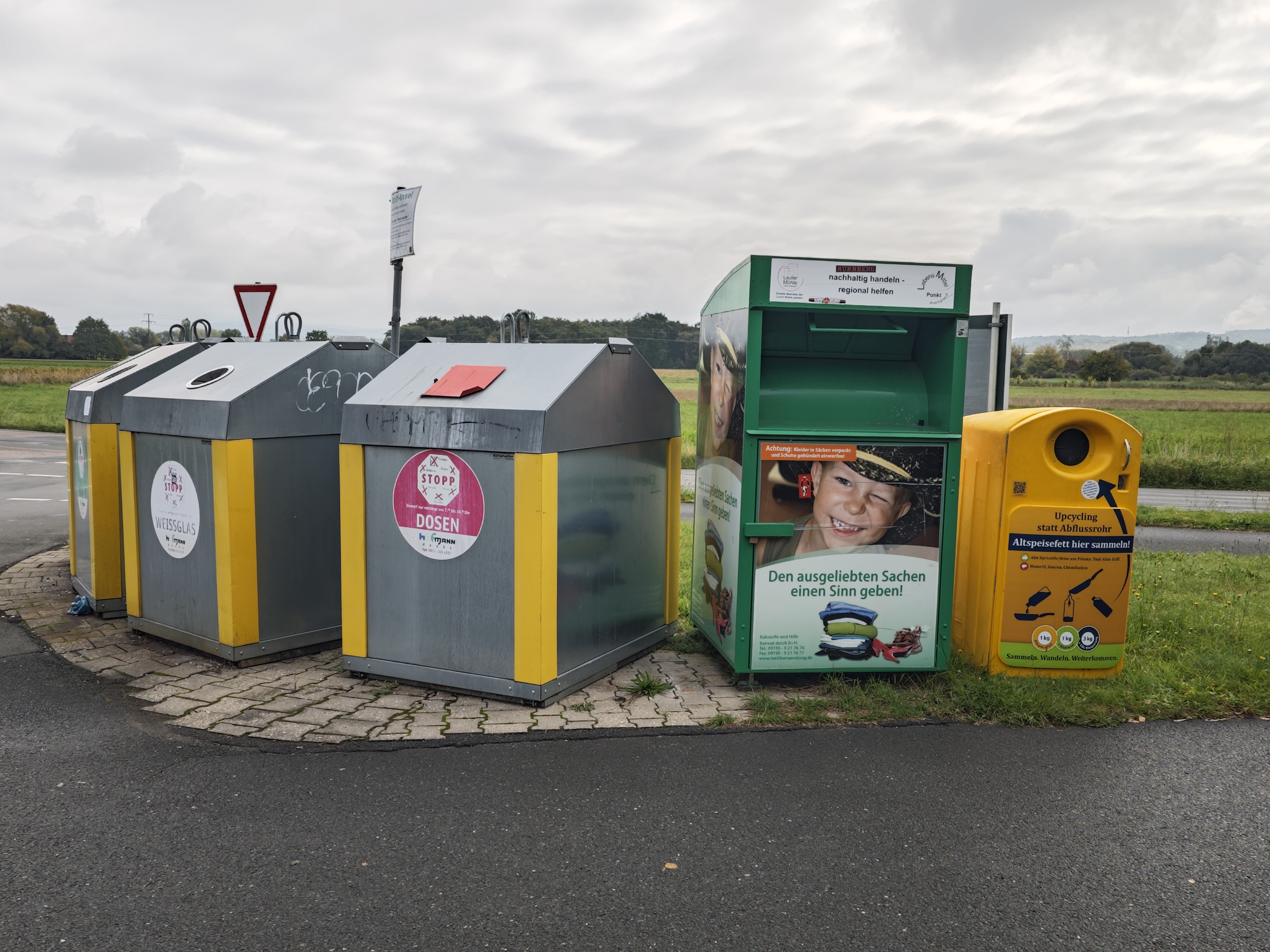Upcycling statt Abflussrohr: An vielen Wertstoffinseln im Landkreis wie hier in Möhrendorf an der Kleinseebacher Straße können Bürgerinnen und Bürger Altspeisefette abgeben. Foto: Udo Gehrke, Kommunale Abfallwirtschaft/Landratsamt ERH Leider haben wir keinen Alternativtext zu diesem Bild, aber wir arbeiten daran.