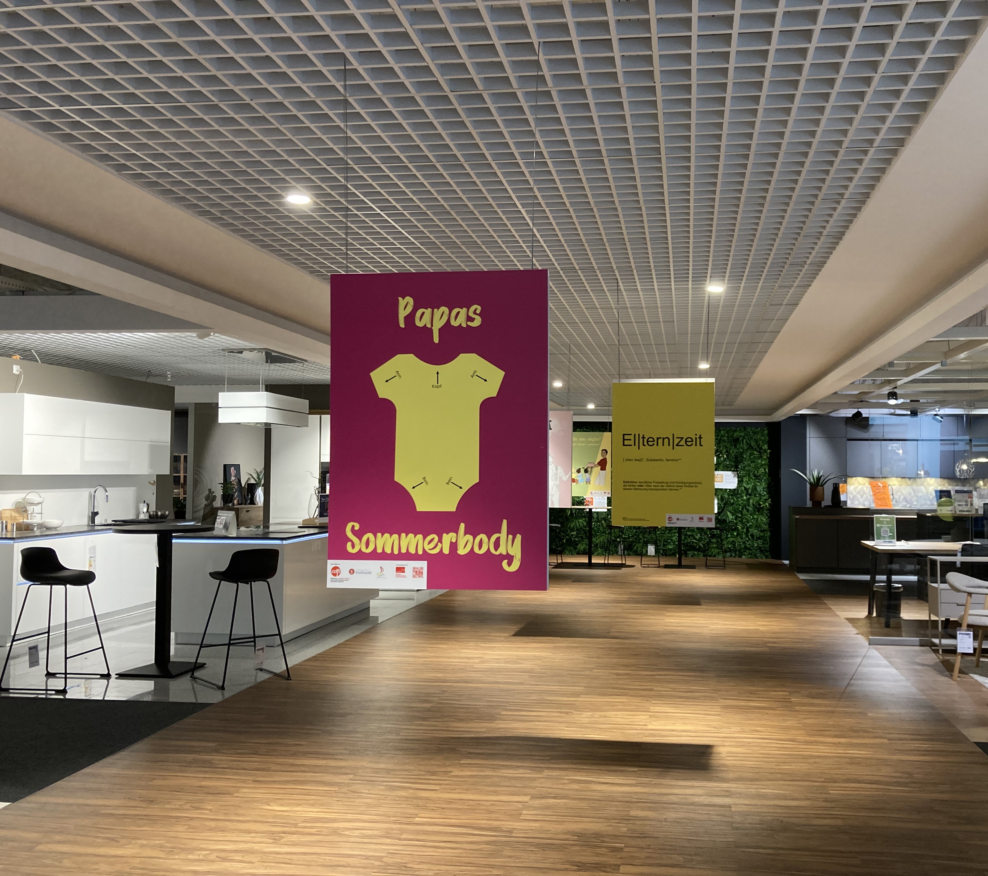 Papa_Ausstellung_Möbel Fischer_Engelbrecht-Adler.jpg Die Ausstellung „Papa macht das schon“ lädt bei Möbel Fischer in Herzogenaurach bis 22. November zum Nachdenken über moderne Vaterschaft ein.