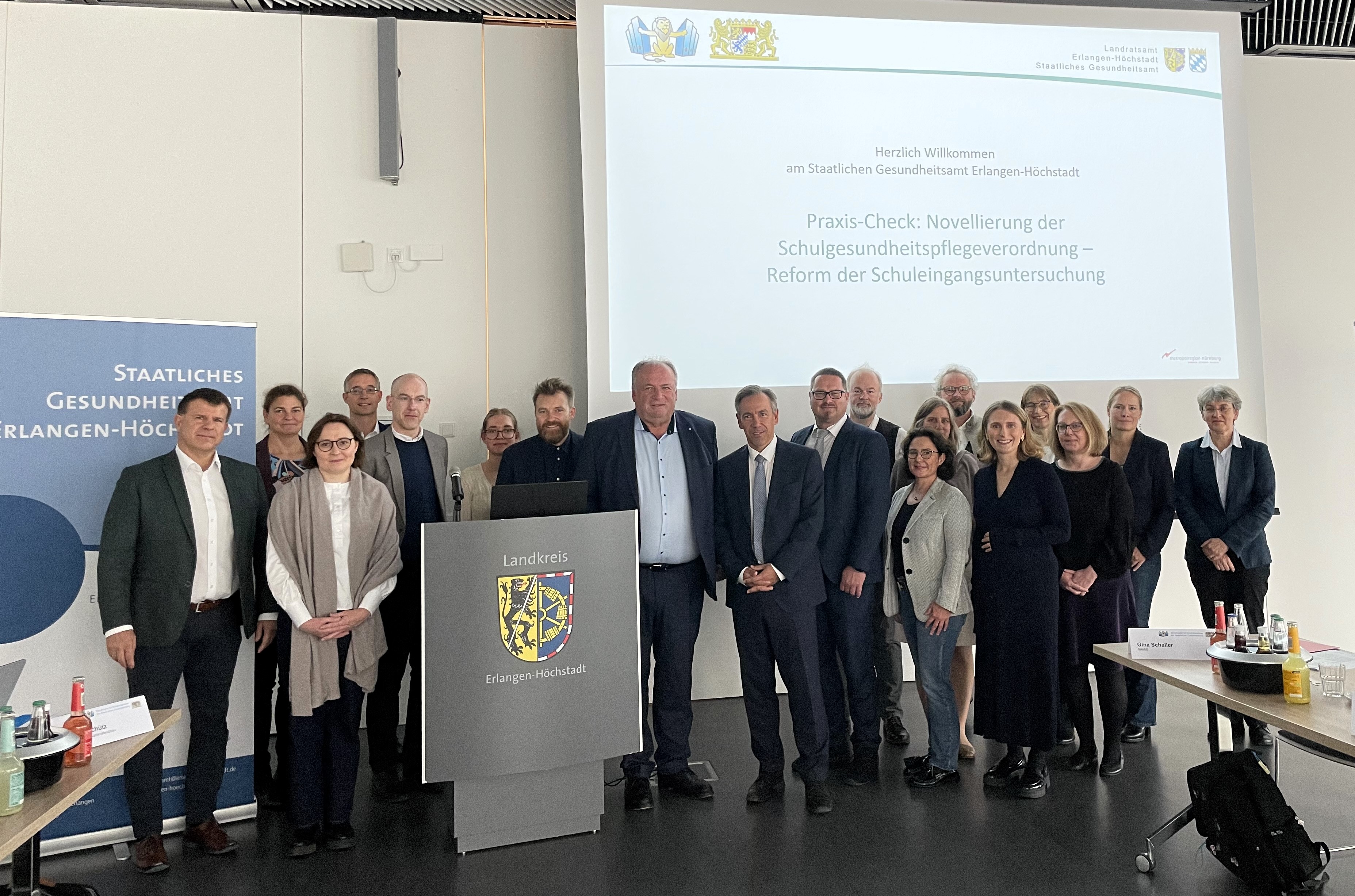 Landrat Alexander Tritthart (9.v.l.) und Gesundheitsamtsleiter Dr. Frank Neumann (links) mit Fachleuten des Gesundheitsamts, des Staatsministeriums, der Regierung von Mittelfranken und des LGL beim Praxis-Check mit Walter Nussel (8.v.l.) in Erlangen: Gemeinsam wurde an konkreten Lösungen zur Entbürokratisierung der Schuleingangsuntersuchung gearbeitet. Foto: Landratsamt ERH/Stephanie Mack Leider haben wir keinen Alternativtext zu diesem Bild, aber wir arbeiten daran.