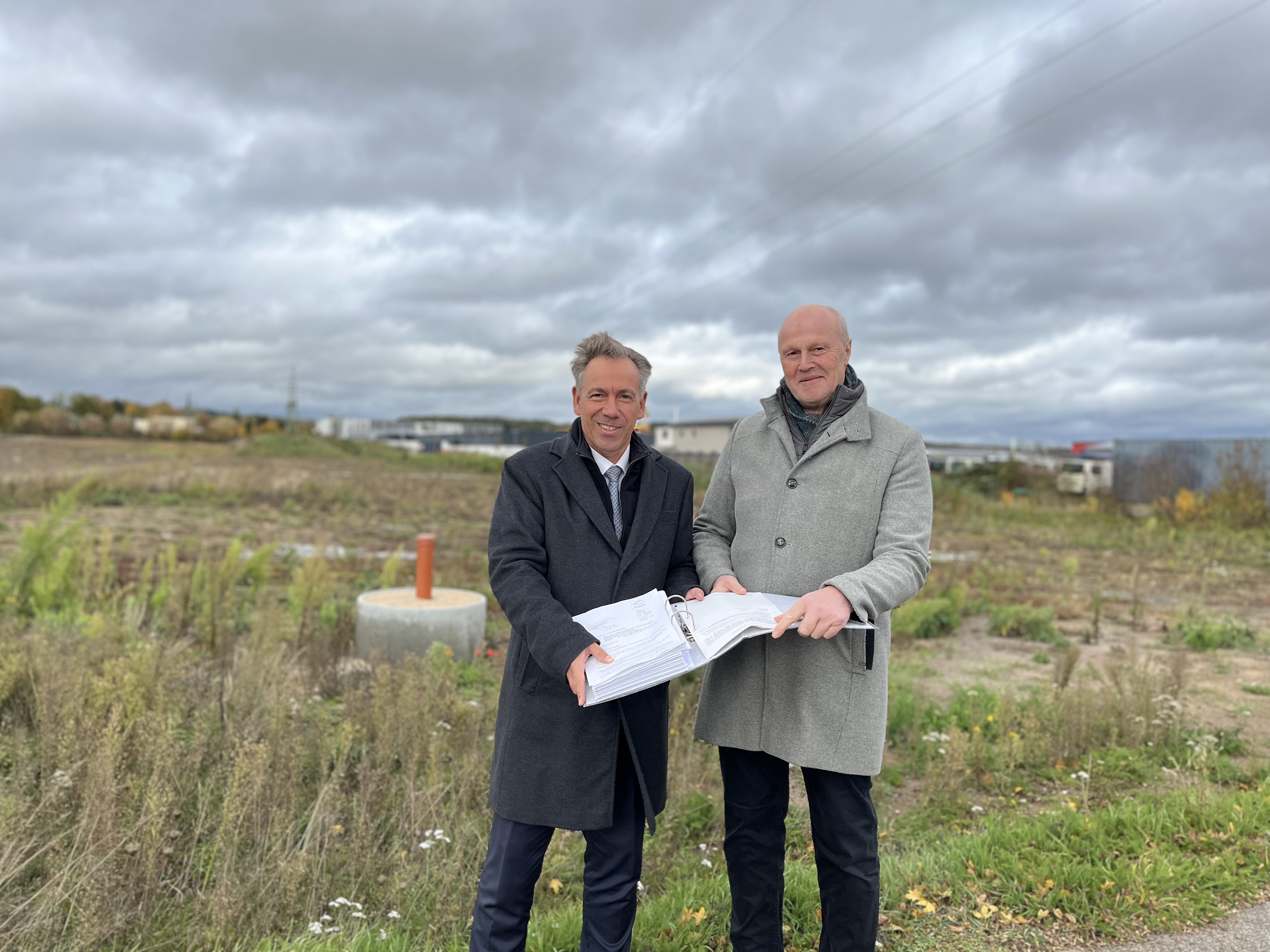 251028_Übergabe_Freisteller_Neubau_Dienststelle HÖS_Tritthart_Brehm.JPG Jetzt ist es offiziell: Landrat Alexander Tritthart (links) erhält von Bürgermeister Gerald Brehm die Unterlagen, die den Baubeginn für die neue Landratsamt-Dienststelle in der Großen Bauerngasse ermöglichen.