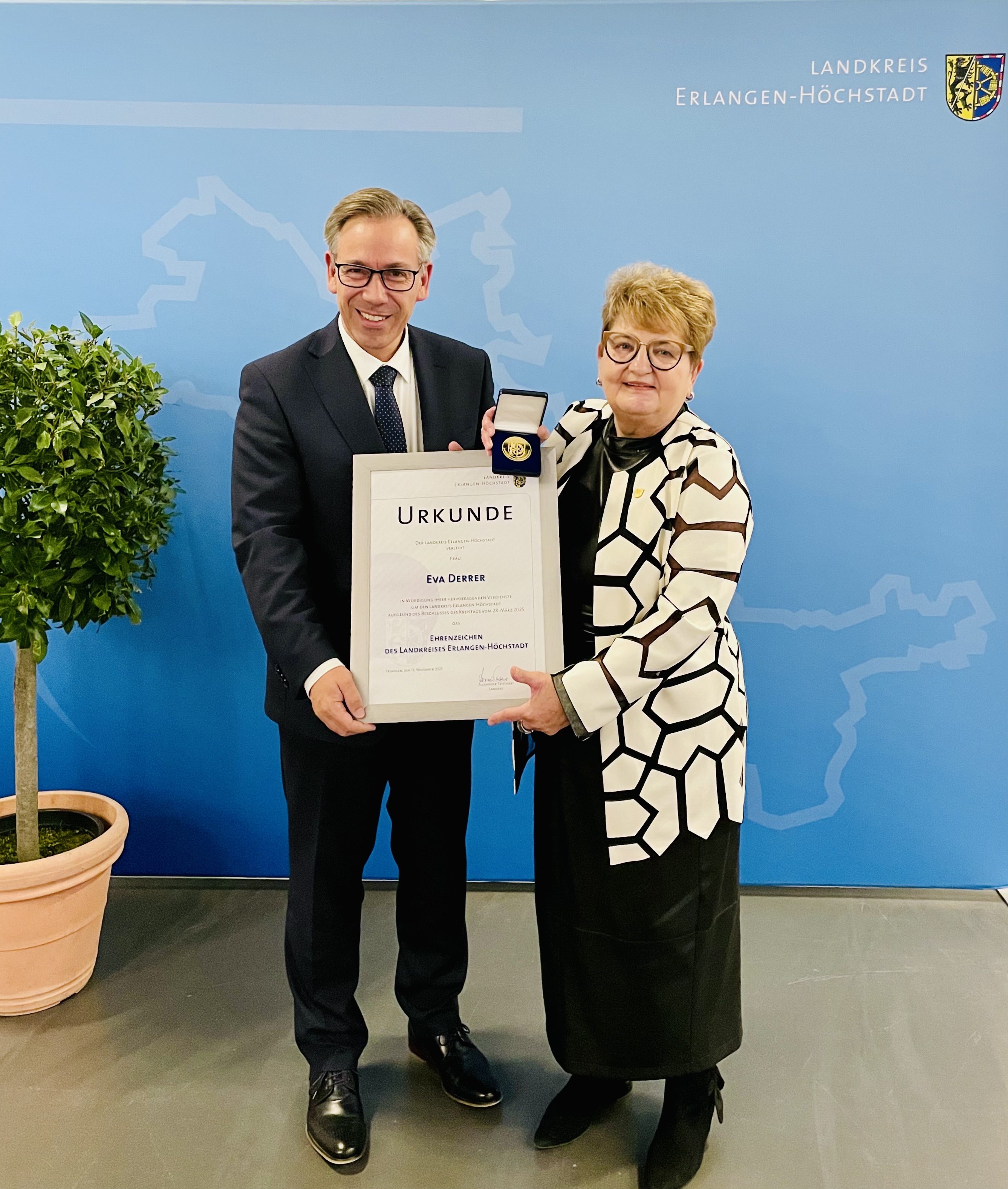 Ehrenkreisbäuerin Evi Derrer freut sich über die höchste Auszeichnung des Landkreises Erlangen-Höchstadt, das Ehrenzeichen in Gold, welches Landrat Alexander Tritthart ihr überreichte.