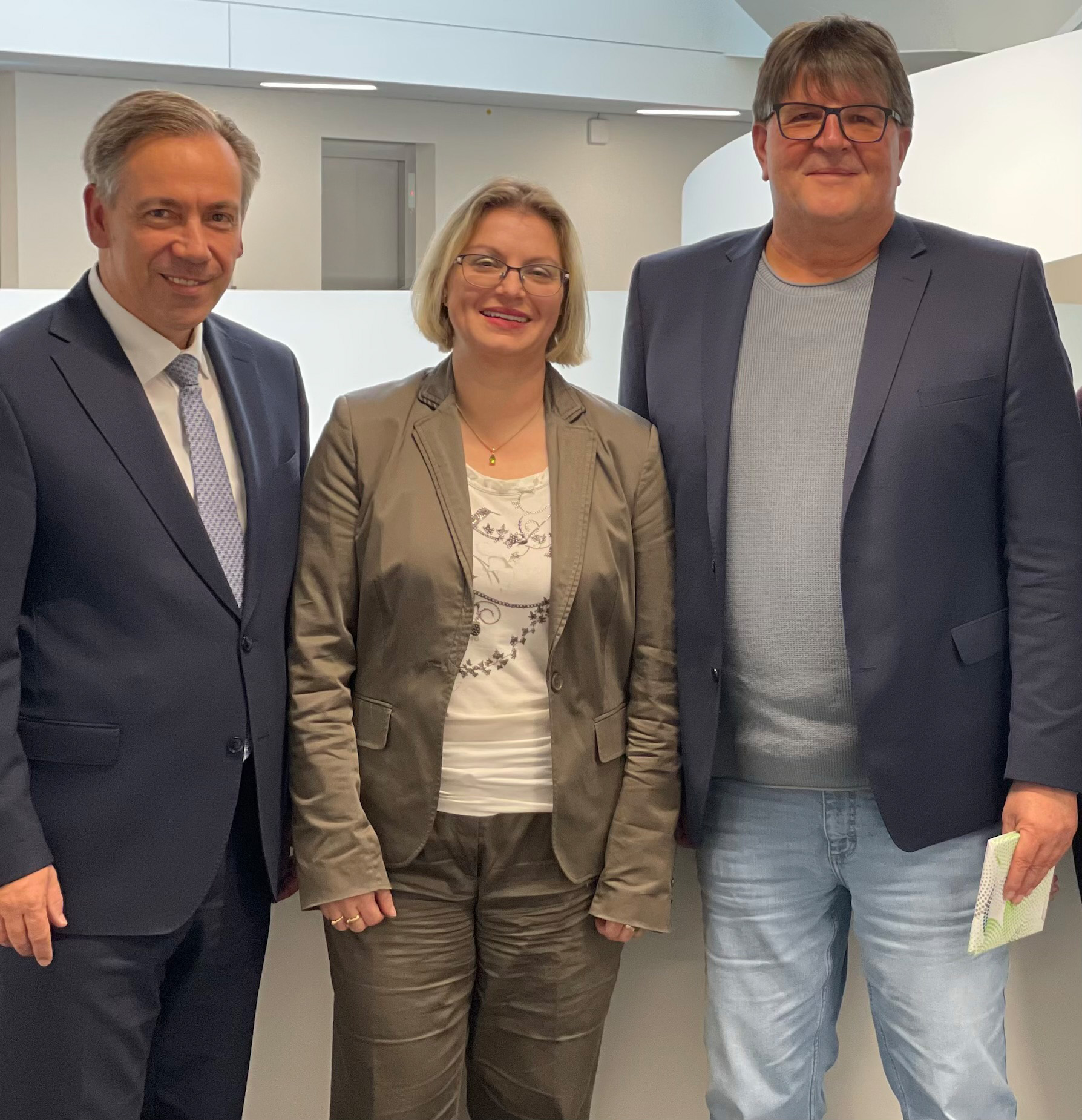 Dank und Wertschätzung (v.l.n.r.): Landrat Alexander Tritthart gratuliert Bianca Endlicher zum 25-jährigen Dienstjubiläum und Rüdiger Gesell zum Eintritt in die Freizeitphase der Altersteilzeit.