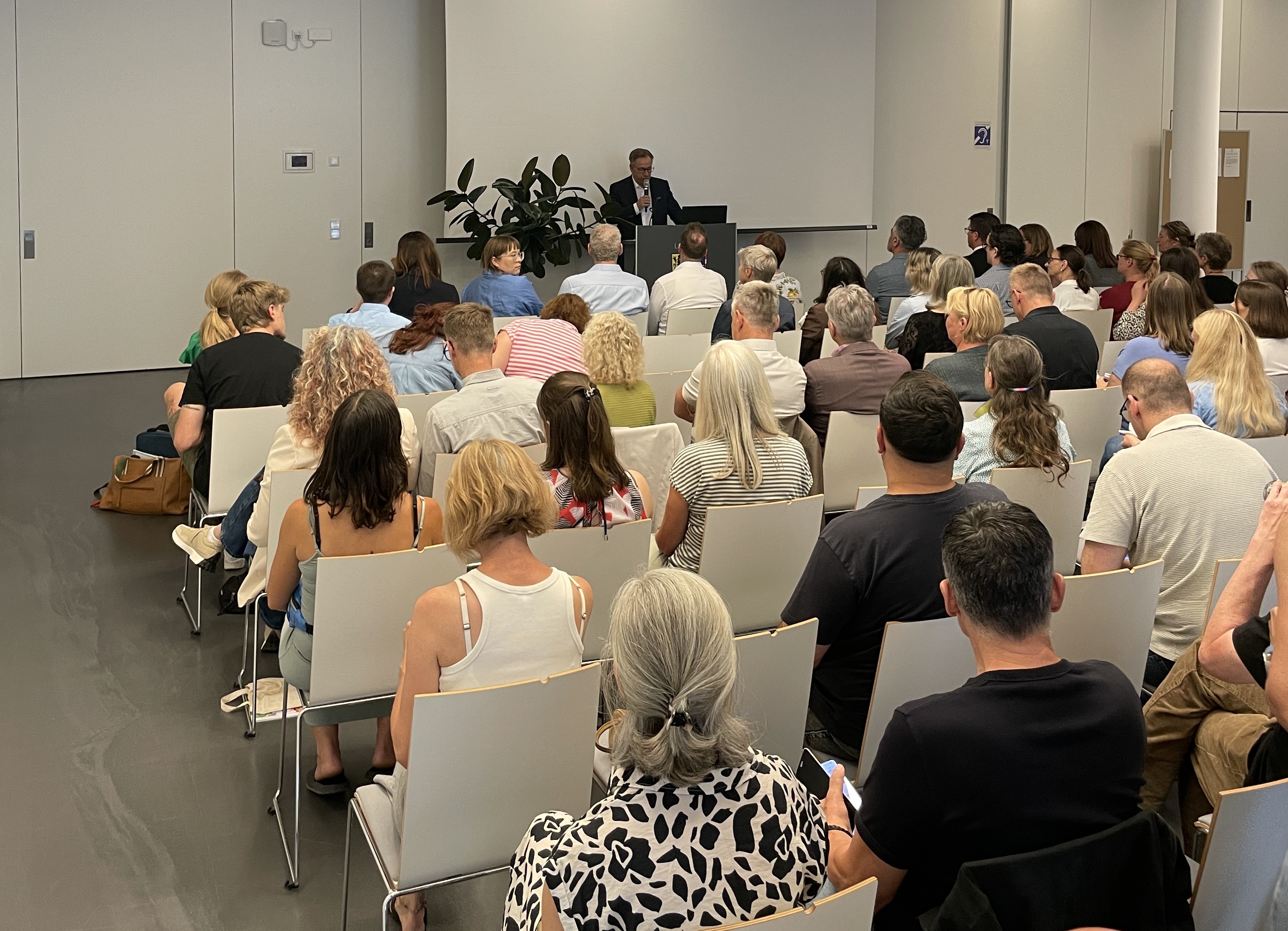 Sechste Bildungskonferenz im Landratsamt: Vertreterinnen und Vertreter aus Politik, Schulen, Kitas, Verwaltung, Wirtschaft und weiteren Bildungsinstitutionen diskutierten, wie Orientierung in digitalen Lebenswelten gelingen und ein reflektierter sowie kritischer Umgang mit KI und Medien gestärkt werden kann.