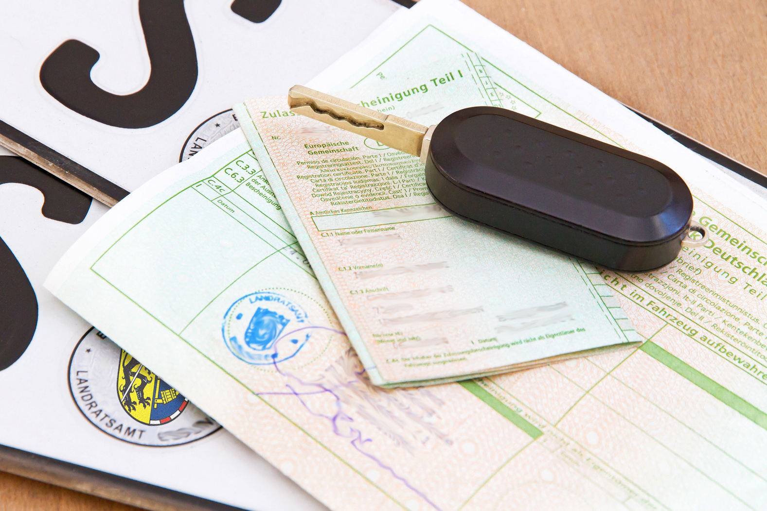 Symbolbild mit Kennzeichen, Führerschein und Autoschlüssel