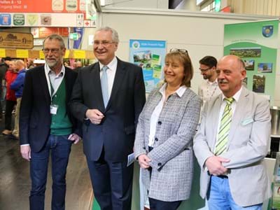 Vorstellung Freizeittipp.jpg Auf der Freizeitmesse haben Bürgermeister Johannes Schalwig (l.) Gabriele Klaußner, weitere stellvertretende Landrätin (2.v.r.) und VGN-Marketingleiter Gerhard Zuber (r.) dem Bayerischen Innenminister Joachim Herrmann (2.v.l.) den neue VGN-Freizeittipp „Zu den Heroldsberger Schlössern“ vorgestellt.