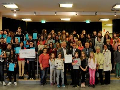Helfer_Seniorenfasching.JPG Stolz auf die fleißigen Helferinnen und Helfer des Seniorenfaschings: Schulleiter Michael Ulbrich und Lehrerin Susanna Wunner der Ritter-von-Spix-Mittelschule nehmen zusammen mit ihren Schülerinnen und Schülern eine Dankesurkunde von Landrat Alexander Tritthart entgegen. Von TSV-Präsident Werner Soßna erhielt die Schule einen Spendenscheck.