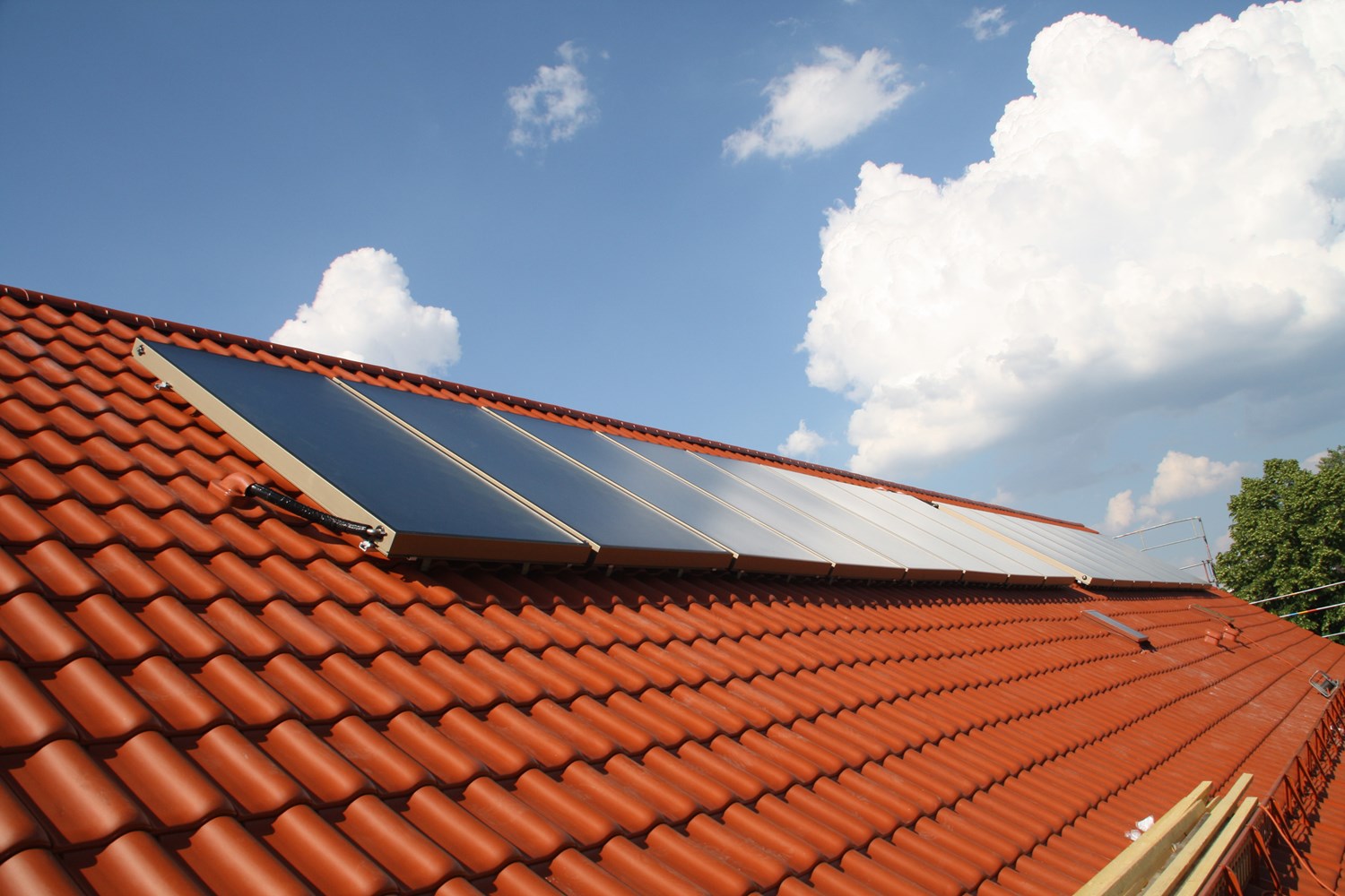 Sonnenstrom und Sonnenwärme vom eigenen Dach nutzen
