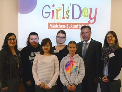 Girls´Day am Landratsamt Vorfreude auf einen Tag im Dienste des Landratsamtes Erlangen-Höchstadt: Landrat Alexander Tritthart (2.v.r.), Gleichstellungsbeauftragte Claudia Wolter (l.) und Ausbildungsleiterin Stefanie Nehring (r.) begrüßten die diesjährigen Girls‘ Day-Teilnehmerinnen.
