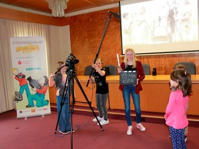 Teilnehmer aus Hemhofen.JPG Lily, Lea, Kim, Lars Carina (v.l.n.r.) aus Hemhofen und Röttenbach drehten in den Osterferien einen Film über eine geheimnisvolle Zeitreise.