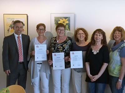 Familienpatenschaften.jpg Die bestandene Schulung haben Familienpaten und Projektkooperationspartner gemeinsam in Buckenhof gefeiert: Landrat Alexander Tritthart, Ruth Gillmann, Brigitte Weiher, Beate Jack, Anne Gick und Katrin Kordes (Kinderschutzbund), Jugendamtsleiterin Heike Krahmer (v.l.n.r.)Mit freundlichen Grüßen