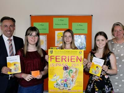 Malwettbewerbssiegerinnen und -sieger stehen fest Vanessa Scheer, Rebecca Kerber, und Janina Kopp (v.l.n.r.) heißen die drei Bestplatzierten des Malwettbewerbes für das Ferienpass-Plakat des Landkreises. Von Landrat Alexander Tritthart (l.) und Jugendamtsleiterin Heike Krahmer (r.) erhielten die Mädchen viel Lob und Büchergutscheine für die Sommerferien.