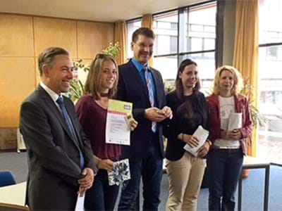 Urkundenübergabe in Spardorf Landrat Alexander Tritthart gratulierte den neuen „Coolridern“ am Emil-von-Behring-Gymnasium. Auch Schulleiter Dr. Martin Braun und die Trainierinnen der ÖPNV-Akademie waren dabei.