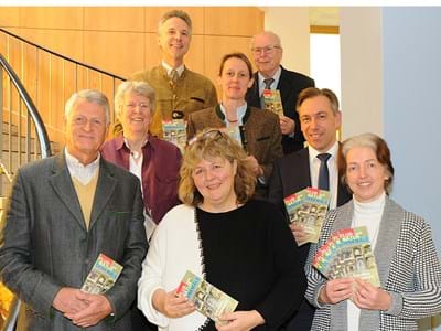 Präsentation Broschüre Natur- und Flurdenkmale.JPG Aufwertung für die „grüne Lunge“ Erlangens: Dr. Jörg Langer (1. Reihe l.), Pia Tempel-Meinetsberger (1. Reihe M.), Gerhild Fabian (2. Reihe l.) und Dietrich Puschmann (3. Reihe r.) vom Heimat- und Geschichtsverein Erlangen präsentierten die neue Broschüre Landrat Alexander Tritthart (2. Reihe r.) und Brigitte Meyer, Geschäftsführerin des Naherholungsvereins Sebalder Reichswald (1. Reihe r.), sowie Dr. Ruth Dirsch (2. Reihe M.) von den Bayerischen Staatsforsten und Forstdirektor Dr. Peter Pröbstle (3. Reihe l.)