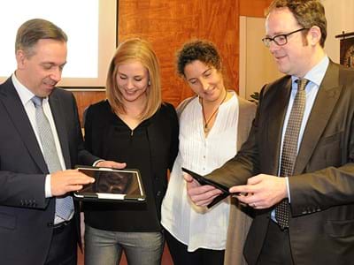 FamilienABC_APP_HP2.JPG Jennifer Kneisl von der Familienbildung ERH (2.v.l.) und ihre Kollegin Irene Oelerich von der Stadt Erlangen (2.v.r.) stellen Landrat Alexander Tritthart (l.) und OB Dr. Florian Janik (r.) die neueste Zusammenarbeit, die FamilienABC App und Homepage vor.