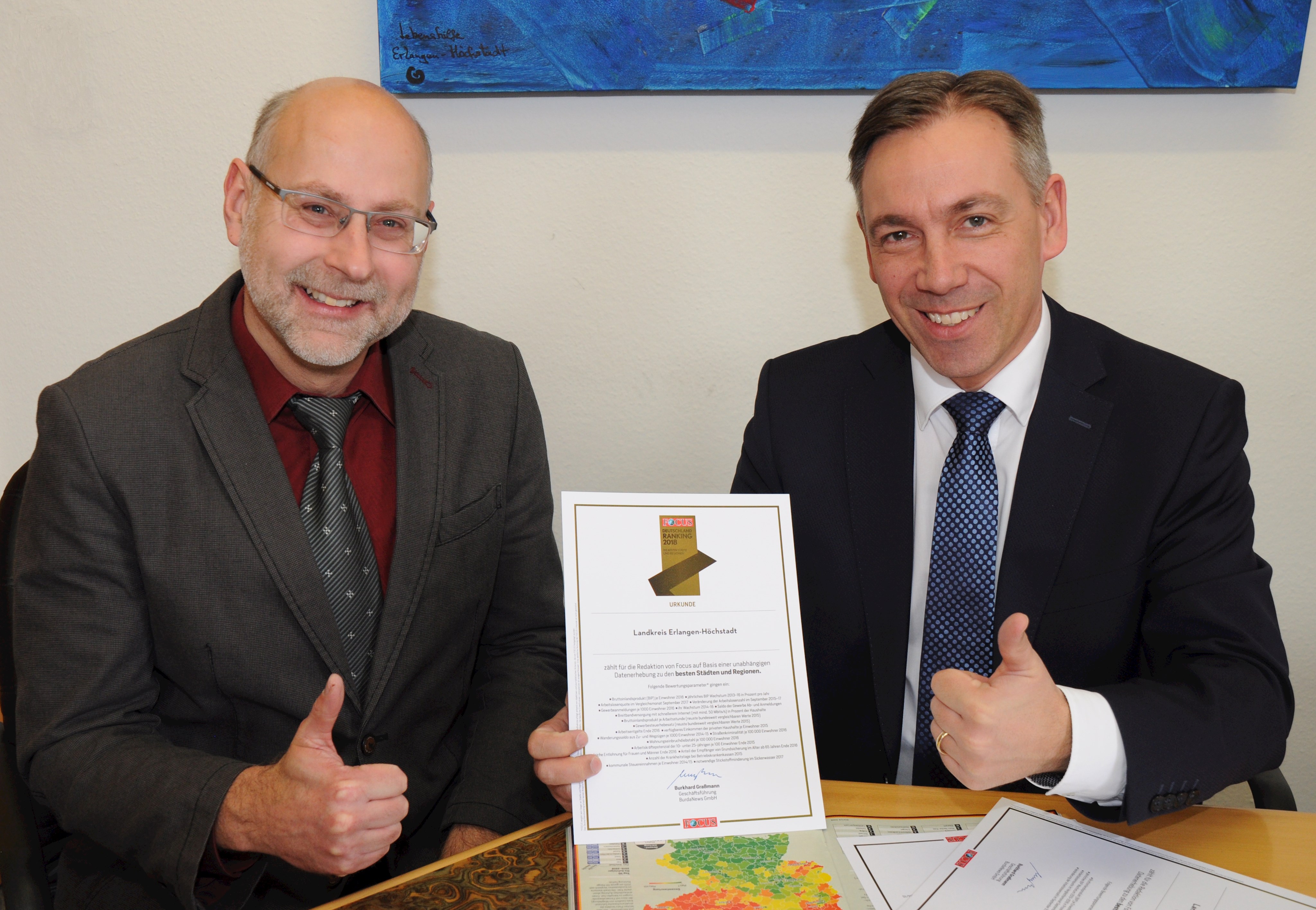 Freuten sich sehr über die Auszeichnung als Top-Region: Landrat Alexander Tritthart (r.) und Wirtschaftsförderer Thomas Wächtler (l). (Foto: LRA ERH)