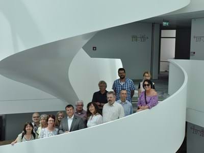 GA zieht um.jpg Die Mitarbeiterinnen und Mitarbeiter des Gesundheitsamtes unter der Leitung von Dr. Frank Neumann (M.) besichtigen ihren neuen Arbeitsplatz kurz vor dem Umzug.