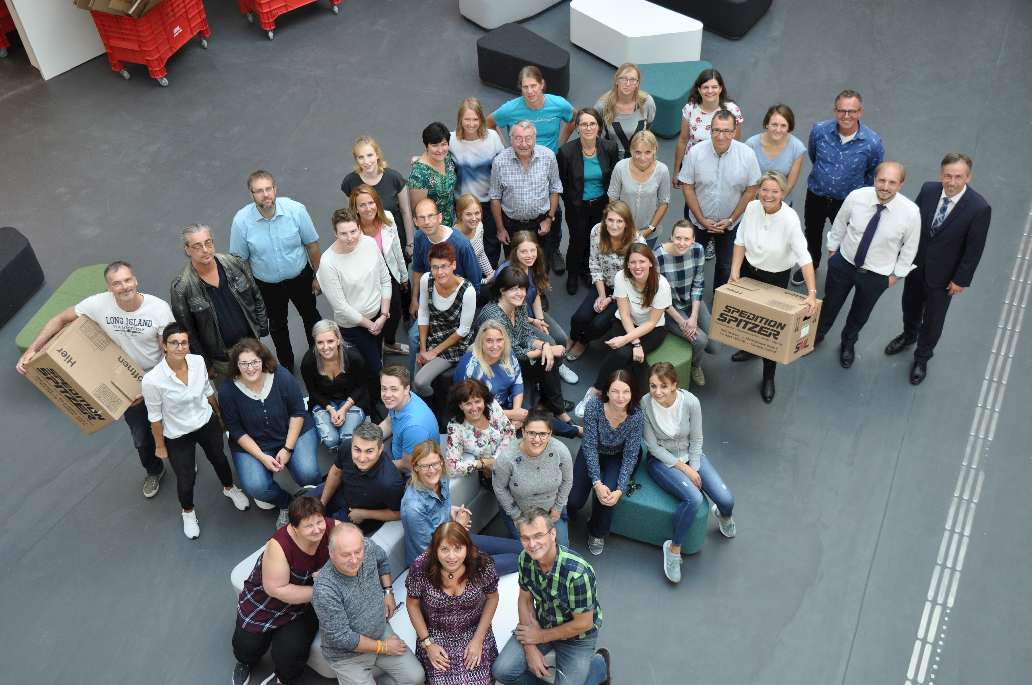 Freuen sich auf die gemeinsame Arbeit unter einem Dach: Die Mitarbeiterinnen und Mitarbeiter des Amtes für Kinder, Jugend und Familie, Leiterin Heike Krahmer, Abteilungsleiter Manuel Hartel und Landrat Alexander Tritthart (r.).