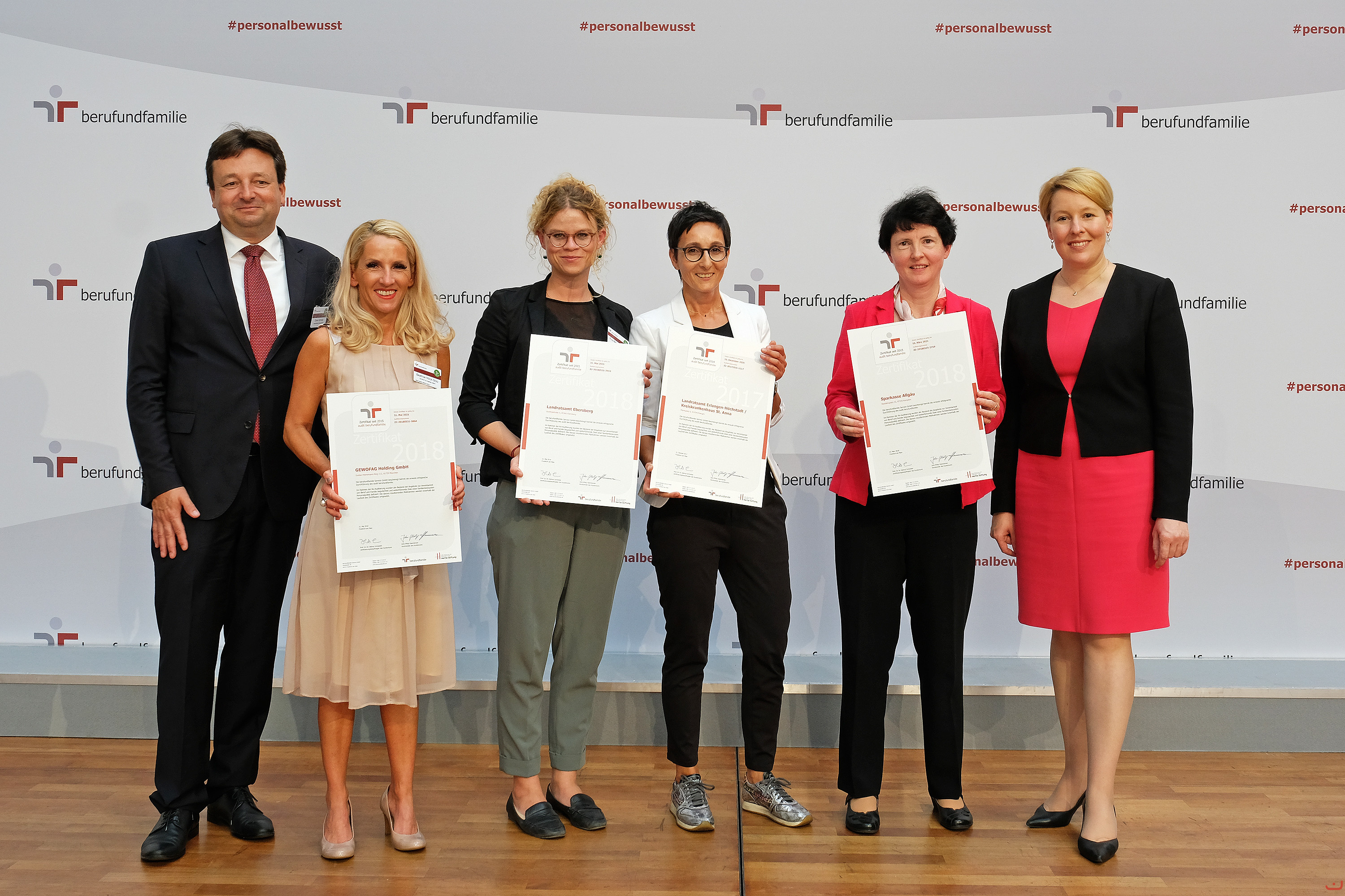 Stolz nimmt Familienbeauftragte Katja Engelbrecht-Adler (3.v.r.) in Berlin die Auszeichnung für die familienfreundliche Personalpolitik des Landratsamtes und des Kreiskrankenhauses von Dr. Franziska Giffey (r.) entgegen.