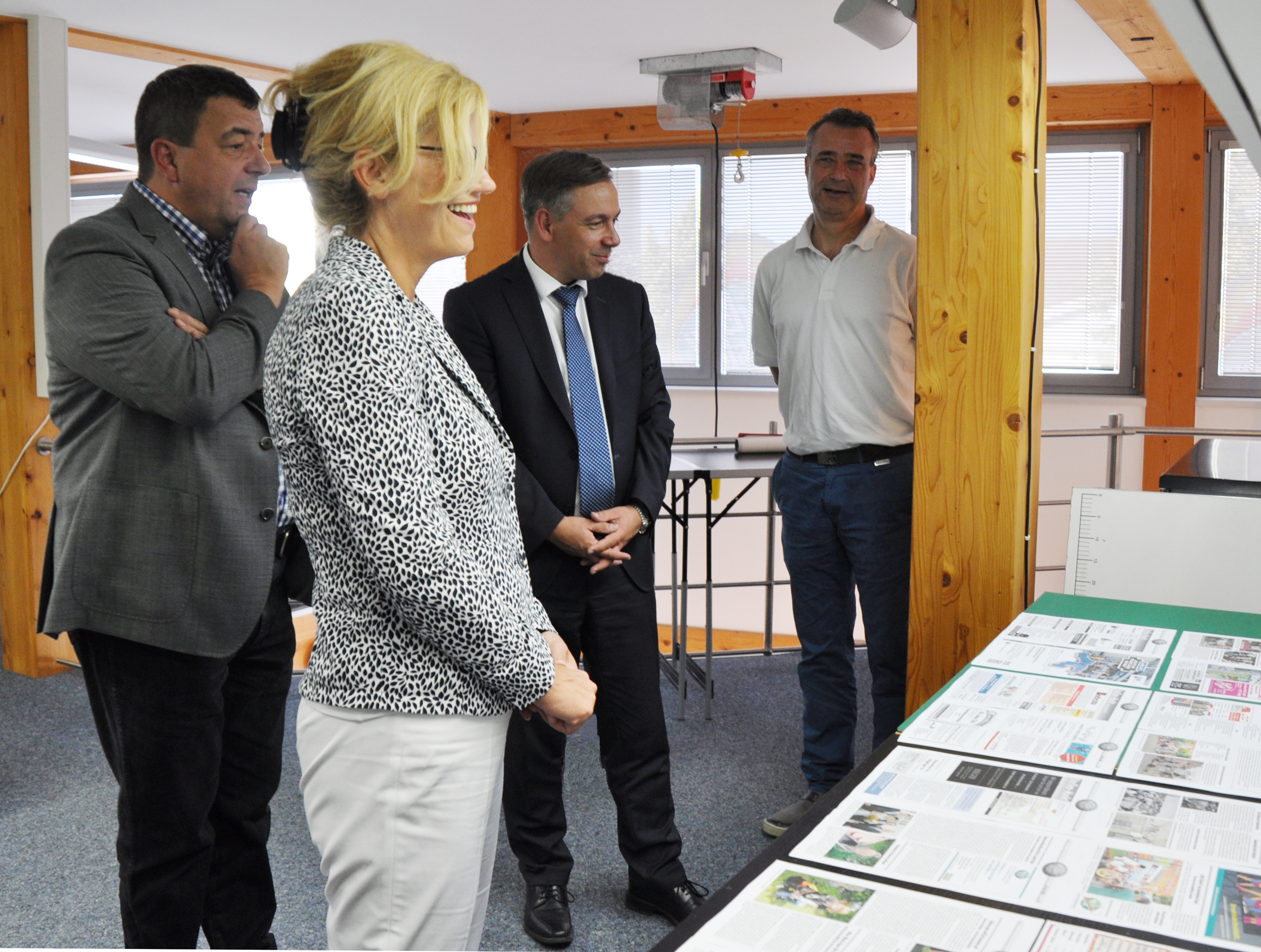 Geschäftsführer Andreas Unbehaun (links) und Grafikdesigner Uwe Rahner (rechts) zeigen Bürgermeisterin Ilse Dölle und Landrat Alexander Tritthart wie das wochenblatt entsteht.