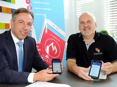 ERH-App.JPG Landrat Alexander Tritthart und Kreisbrandinspektor Stefan Brunner (rechts) stellen ERH-App vor.