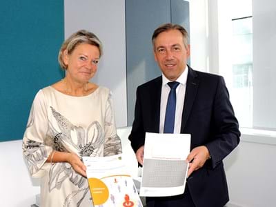 Krahmer_LR_JHP.JPG Stolz präsentieren Heike Krahmer, Leiterin des Amtes für Kinder, Jugend und Familie, sowie Landrat Alexander Tritthart die Landkreis-Jugendhilfeplanung,welche die bundesweite Arbeitshilfe für Jugendämter zitiert.