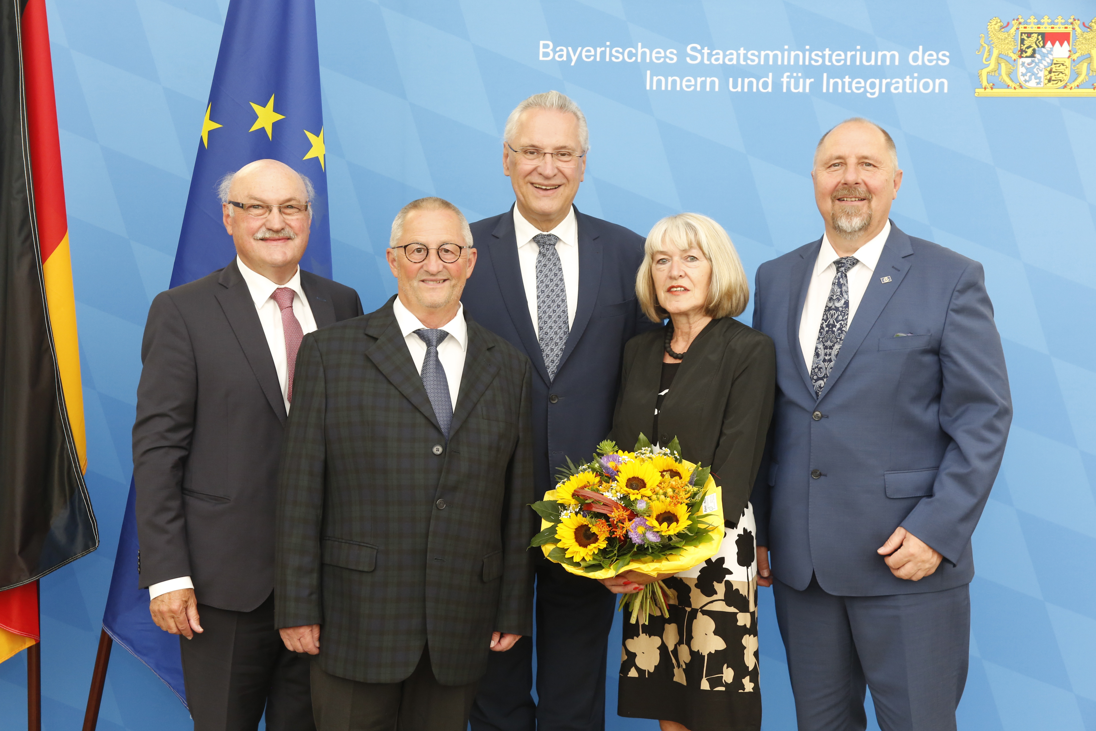 Innenminister Herrmann (Mitte) ehrt Reinhard Nagengast, Eckental, Eberhard Brunel-Geuder, Heroldsberg,
Friederike Schönbrunn, Hemhofen, und Andreas Galster, Baiersdorf (v.l.n.r.). Quelle: Bayerisches Innenministerium, stmi.bayern.de. Leider haben wir keinen Alternativtext zu diesem Bild, aber wir arbeiten daran.