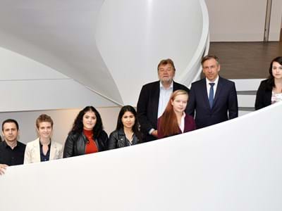 Neue_Azubis_LRA.JPG Landrat Alexander Tritthart (3.v.r.), der Heßdorfer Bürgermeister Horst Rehder (4.v.r.) und Ausbildungsleiterin Stefanie Nehring (r.) begrüßen die neuen Azubis.