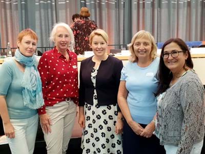 Gleichstellungskonferenz_1.jpg Im Gespräch mit der Bundesministerin Dr. Franziska Giffey (3.v.r.): Die Vertreterinnen der Landesarbeitsgemeinschaft Bayerischer Gleichstellungsbeauftragter, Hedwig Schouten, Sabine Reek-Rade, Petra Müller-März und Claudia Wolter (v.l.n.r.).