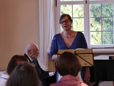 IMG_1411.jpg Solistin Regina Klatte singt sich mit Dvořáks Liedern in die Herzen des Publikums. Am Klavier: Dr. Walter Reckziegel.