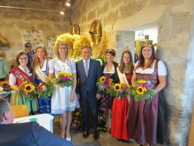Kreiserntedankfest 2018.JPG ©Thomas Wächtler, von links nach rechts: Sandra Grau, Nina Hock, Maria Kohlmann, Landrat Alexander Tritthart, Dorothea Doris Ruß, Theresa Bub und Klara Zehnder