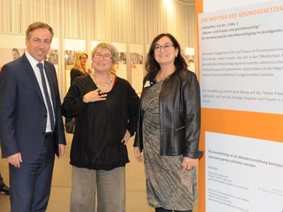 Tritthart_Bennewitz_Wolter.jpg Landrat Alexander Tritthart im Gespräch mit Historikerin Nadja Bennewitz (Mitte) und Gleichstellungsbeauftragter Claudia Wolter.