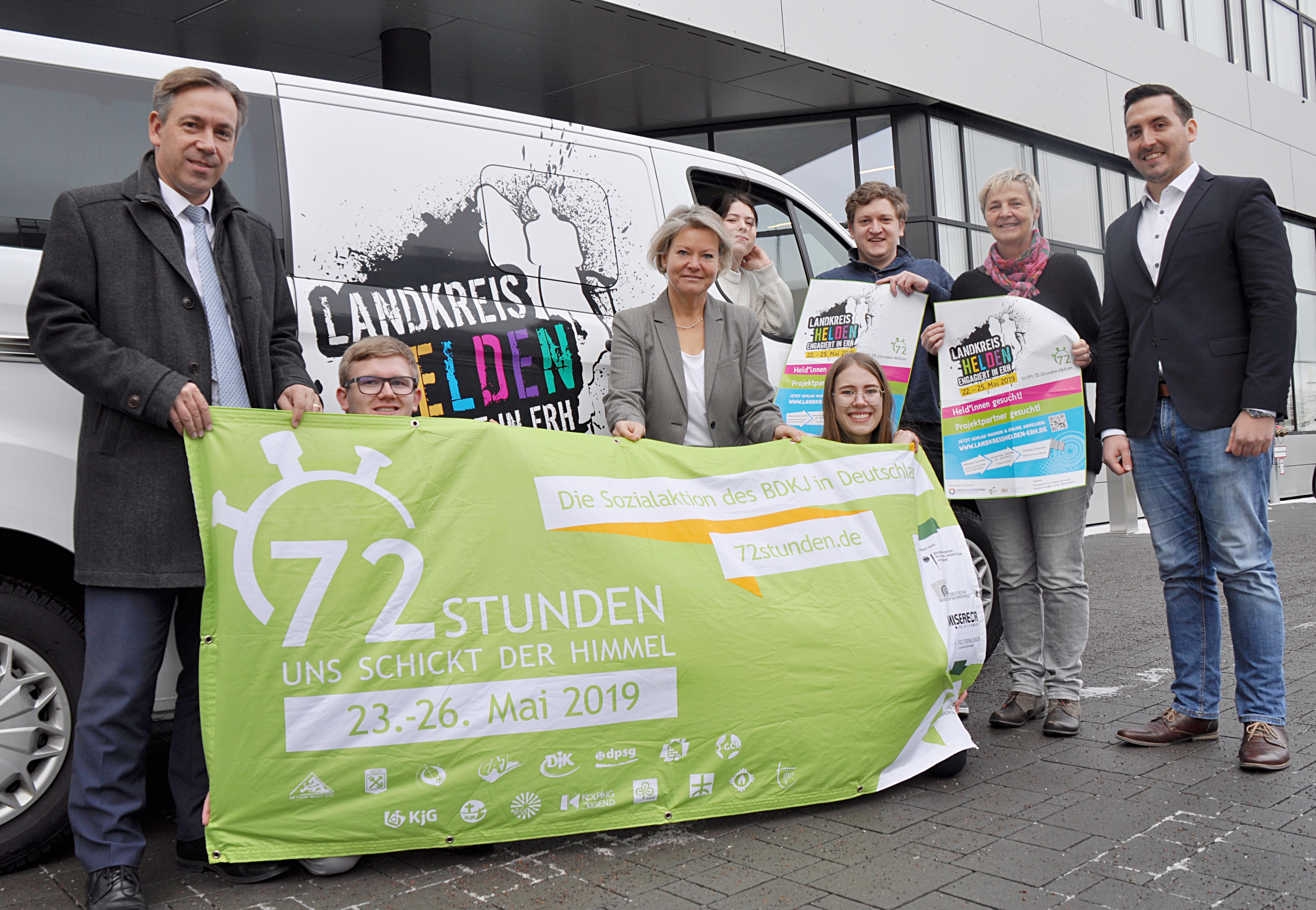 Setzen bunte Akzente für die Gesellschaft im grauen Schmuddelwetter: Landrat Alexander Tritthart, Alexander Zips (BDKJ), Jugendamtsleiterin Heike Krahmer, Hannah Lorenz (KJR, im Bus), Eileen Weiß (BDKJ),  Dominik Hertel, Vorsitzender Kreisjugendring ERH, Jutta Leidel vom Ehrenamtsbüro und Bildungskoordinator Sven Czekal.