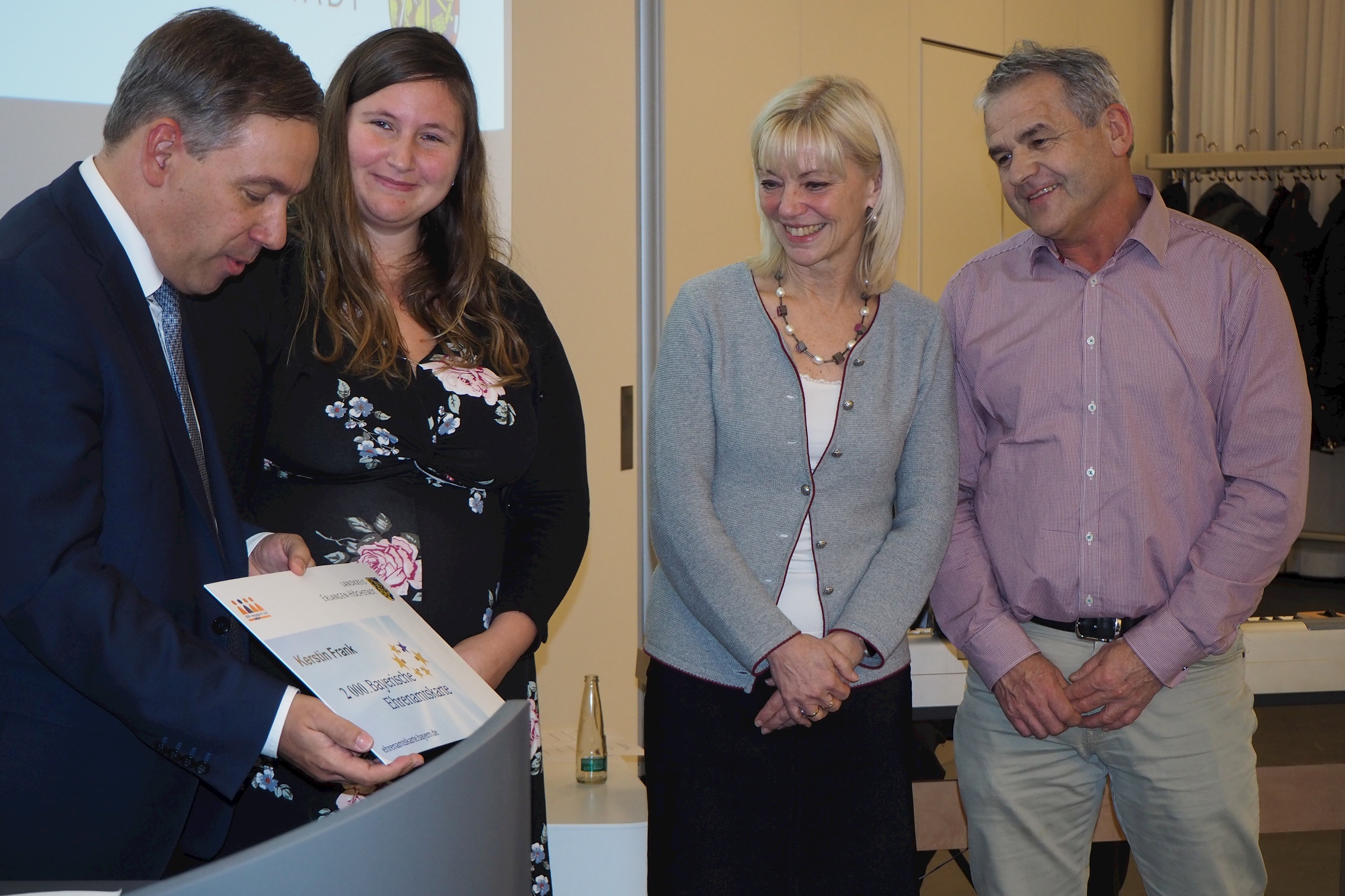 Die 2.000 Ehrenamtskarte erhält Kerstin Frank aus Hemhofen (2.v.l.) von Landrat Alexander Tritthart (l.) und Staatssekretärin Carolina Trautner (2.v.r.). Bürgermeister Ludwig Nagel (r.) gratulierte.