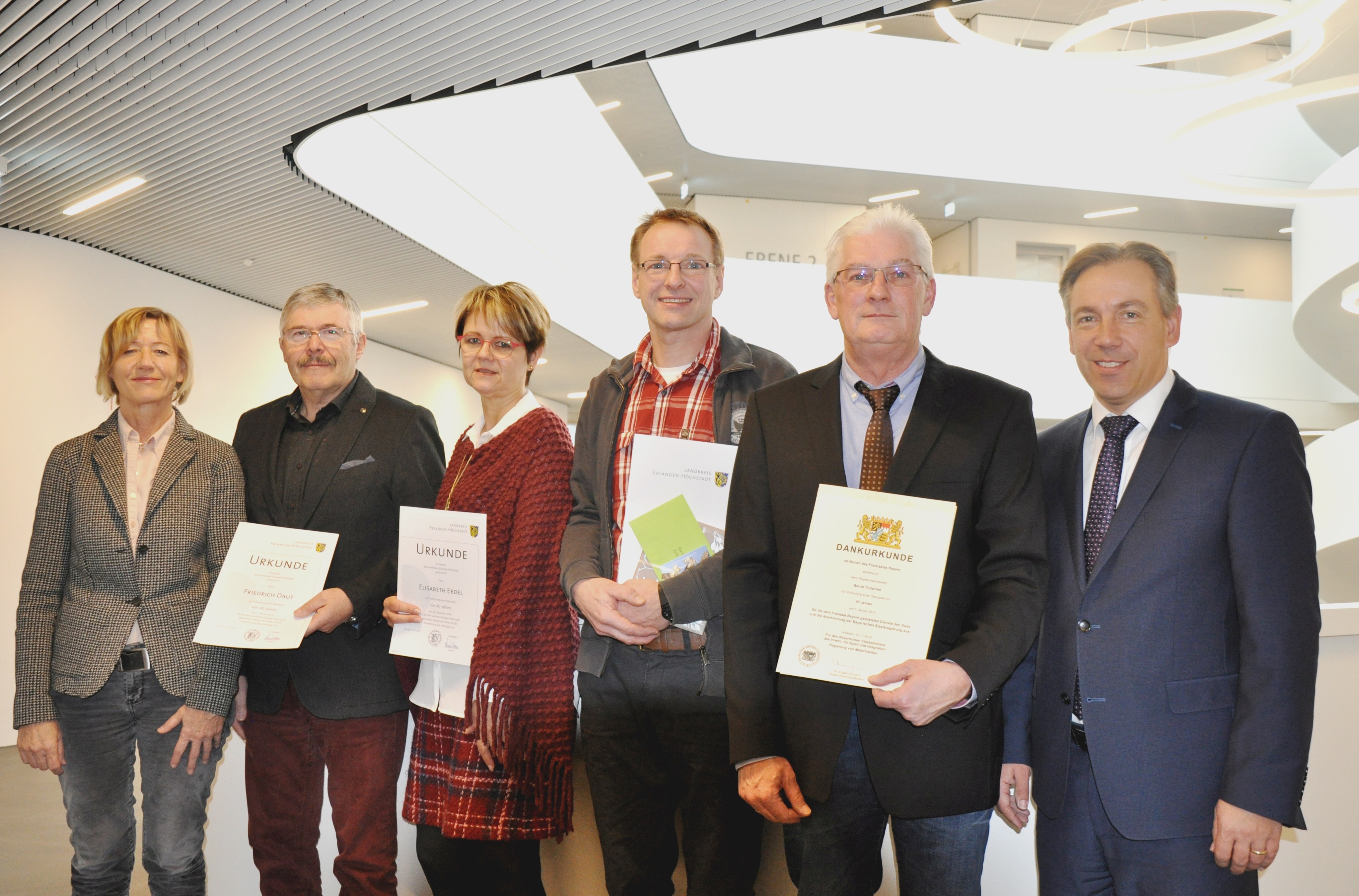 Landrat Alexander Tritthart (r.) und Personalratsvorsitzende Gudrun Wagner (l.) gratulierten den Jubilaren Friedrich Daut, Elisabeth Erdel, Heiko Meller und Bernd Trütschel (v.l.n.r.).