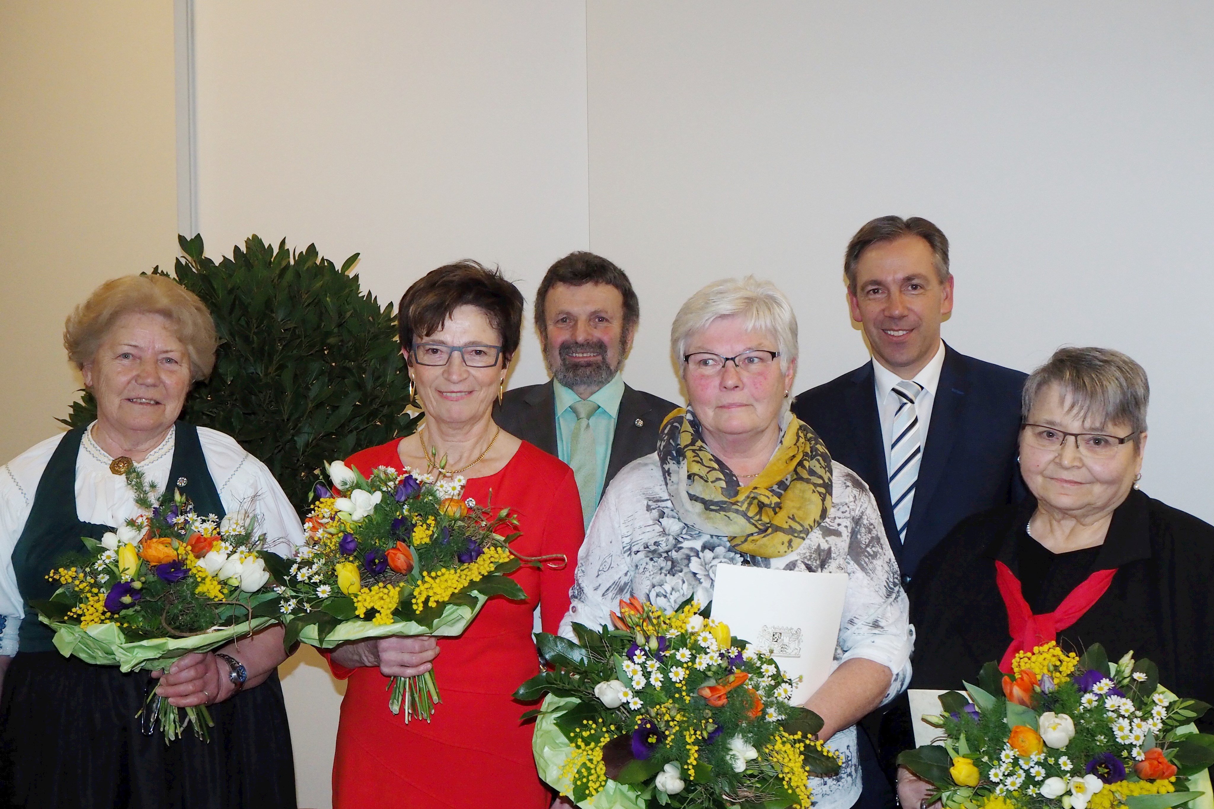 Viel Herzblut und jahrzehntelanges Engagement stecken Helga Burkhardt, Agnes Eger, Helmut Friedrich in Ihr Ehrenamt. Dafür hat Landrat Alexander Tritthart (2.Reihe r.) ihnen das Ehrenzeichen überreicht. Gudrun Ackermann (2.v.r.) nahm die Ehrung für ihren verstorbenen Ehemann Bernhard entgegen. Gertraud Wagner (r.) wurde mit der Pflegemedaille ausgezeichnet.