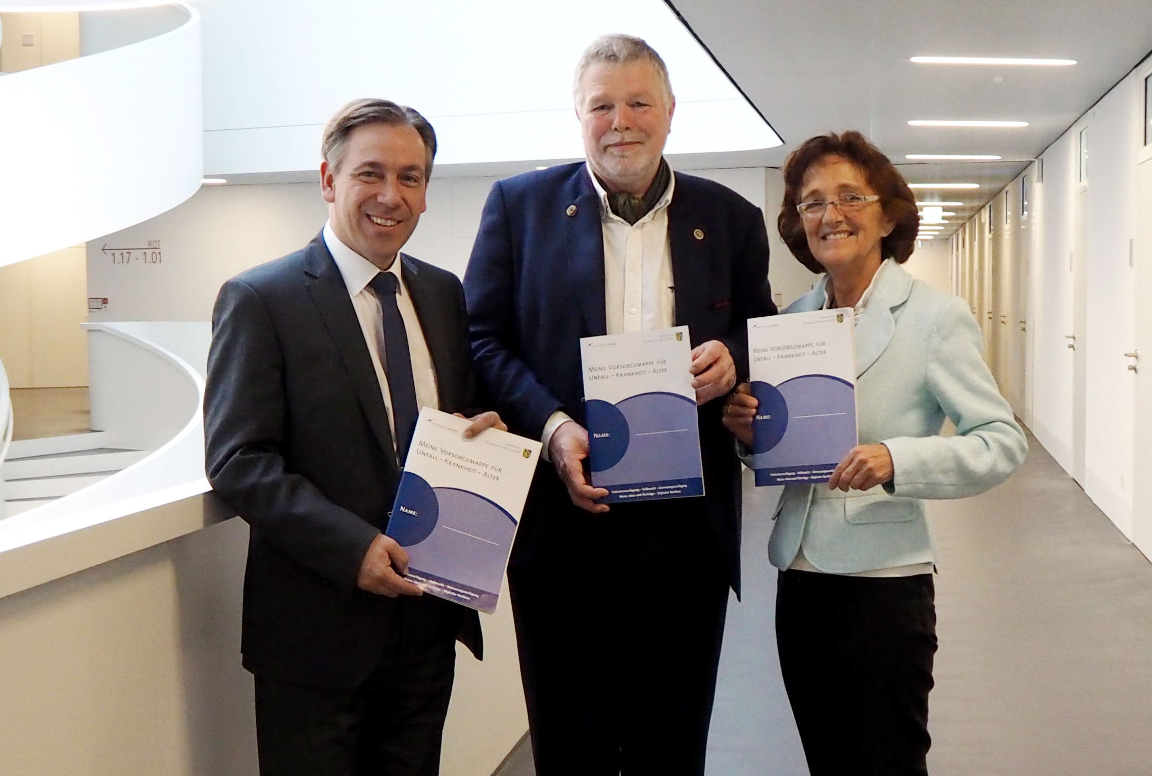 Landrat Alexander Tritthart, der Vorsitzende des Kreisseniorenbeirats, Thomas Wimber, und Landkreis-Seniorenbeauftragte Marianne Preller stellten die Vorsorgemappe vor.