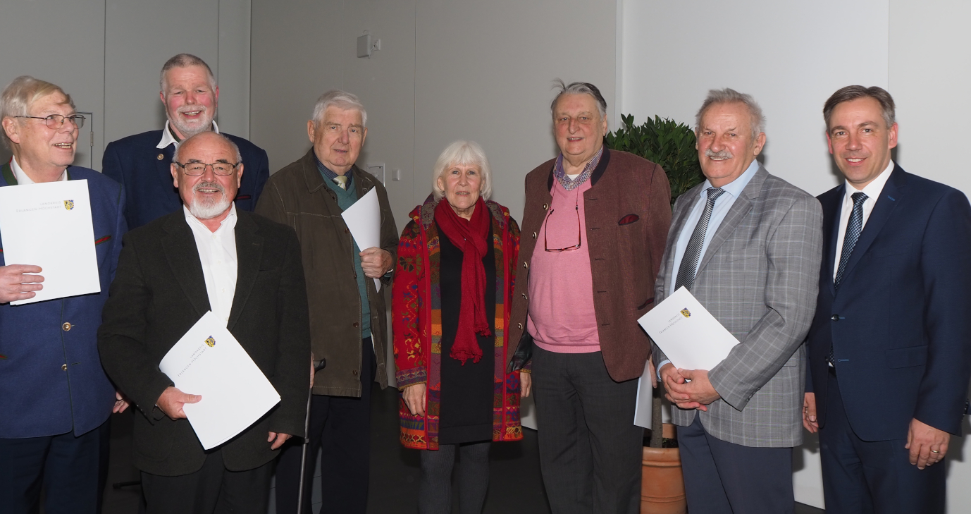 Urkunden erhielten die Kreisseniorenbeirats-Gründer Ingo Gersthammer (l.), Dr. Peter Lederer (vorne), Kreisrätin Retta Müller-Schimmel (M.) und Valentin Schaub (2.v.r.). Auch die Altandräte Franz Krug (4.v.l.) und Eberhard Irlinger (3.v.r.) wurden von Landrat Alexander Tritthart (r.) und dem aktuellen KSB-Vorsitzenden Thomas Wimber (hinten l). geehrt.